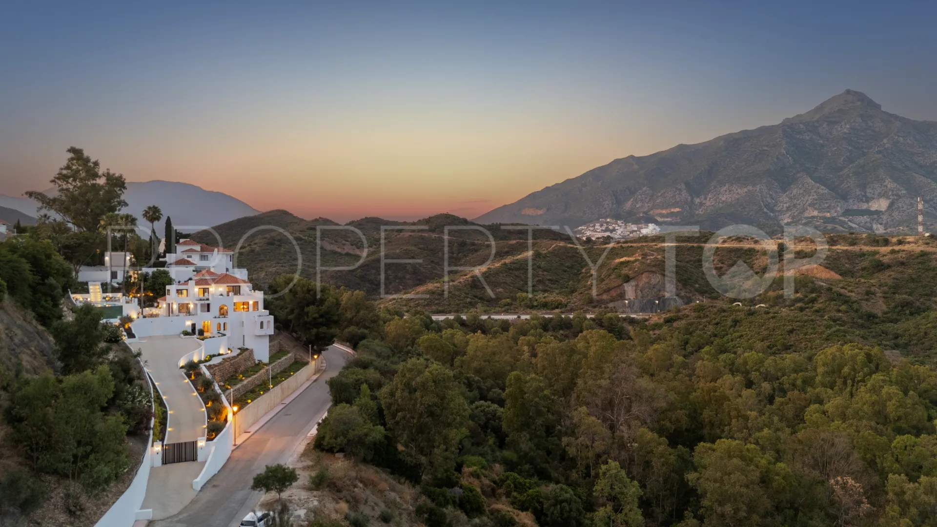 5 bedrooms villa for sale in Nueva Andalucia