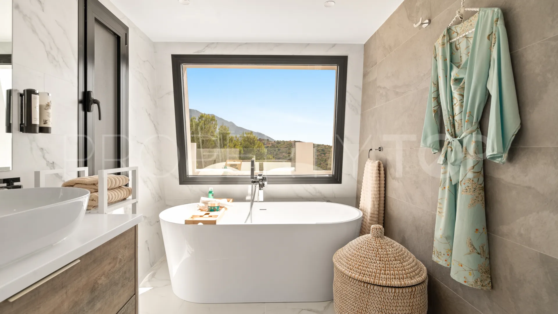 5 bedrooms villa for sale in Nueva Andalucia