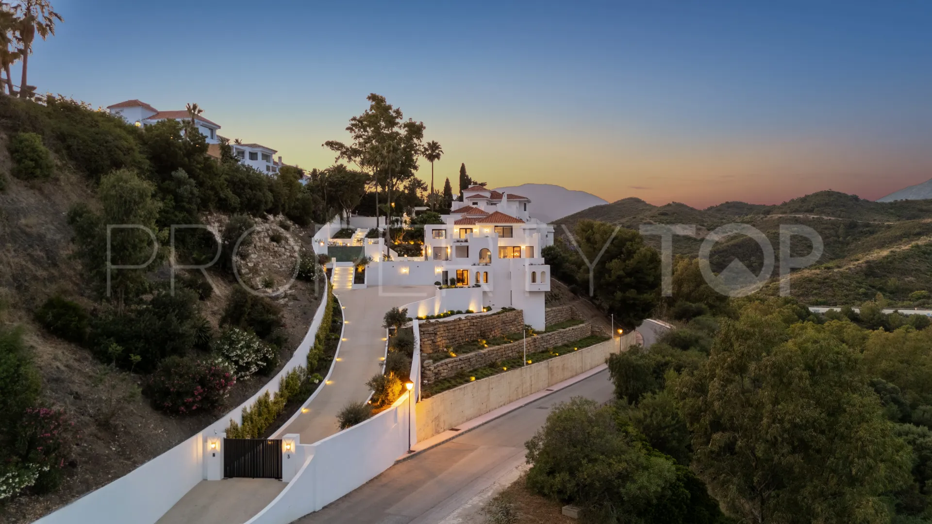 5 bedrooms villa for sale in Nueva Andalucia