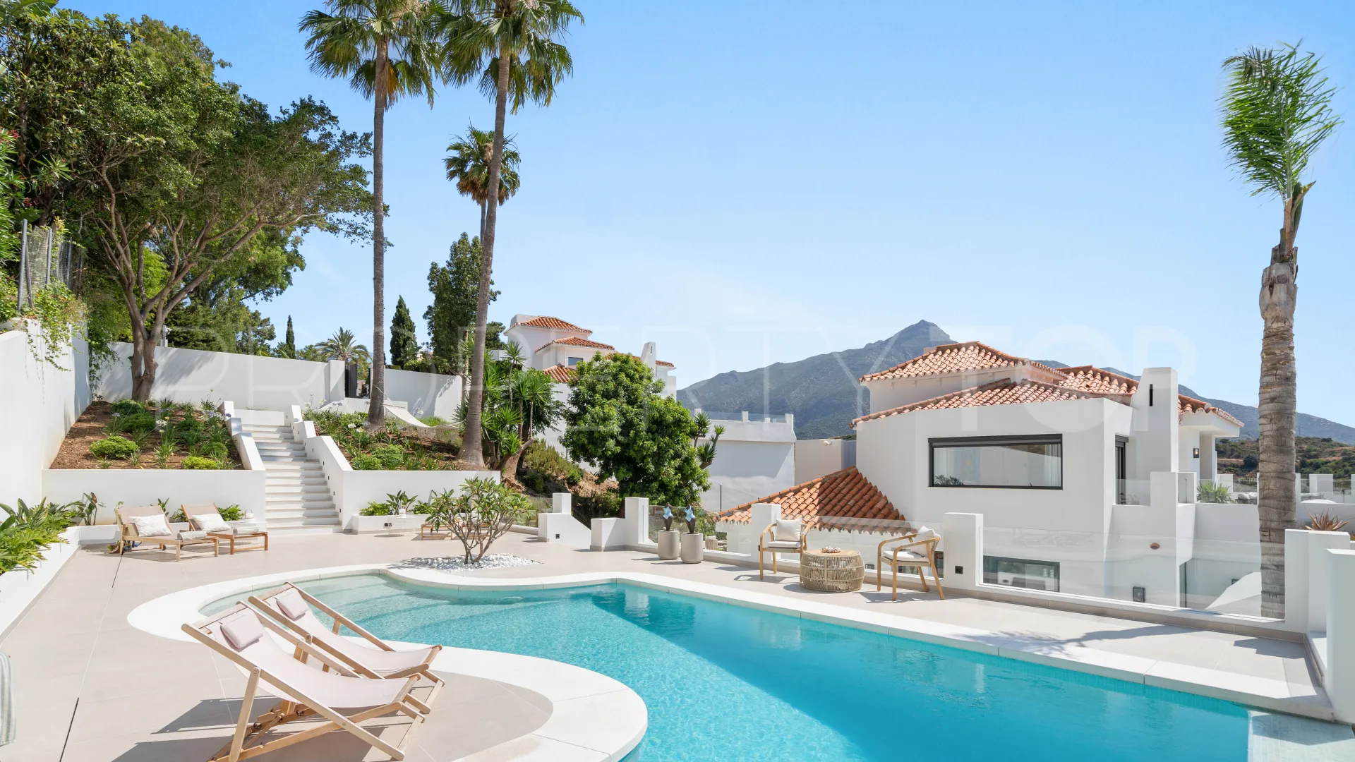 5 bedrooms villa for sale in Nueva Andalucia