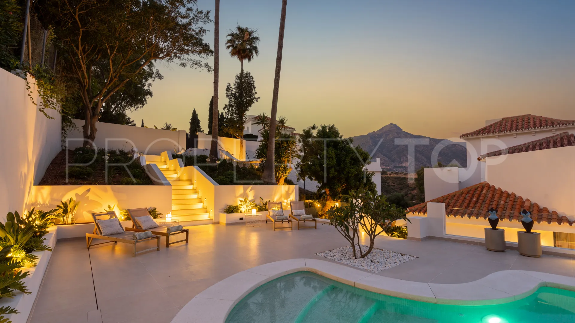 5 bedrooms villa for sale in Nueva Andalucia
