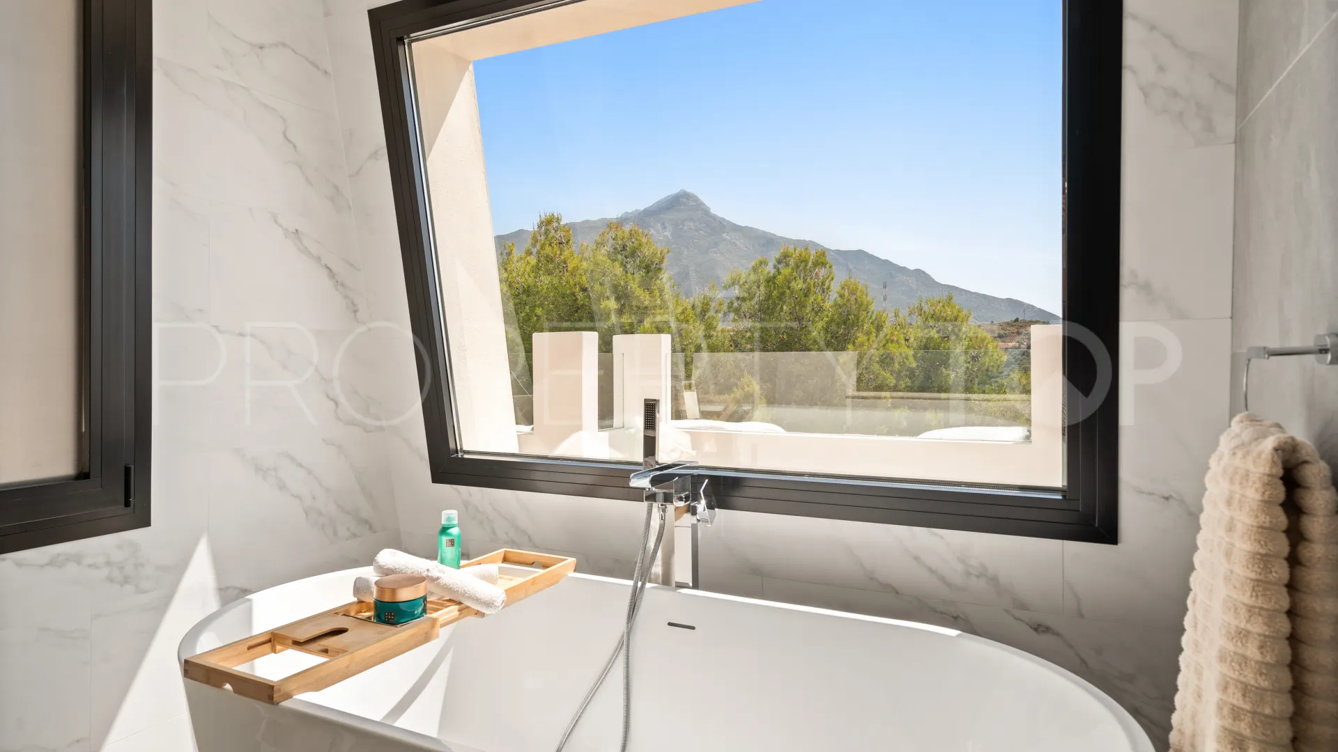 5 bedrooms villa for sale in Nueva Andalucia