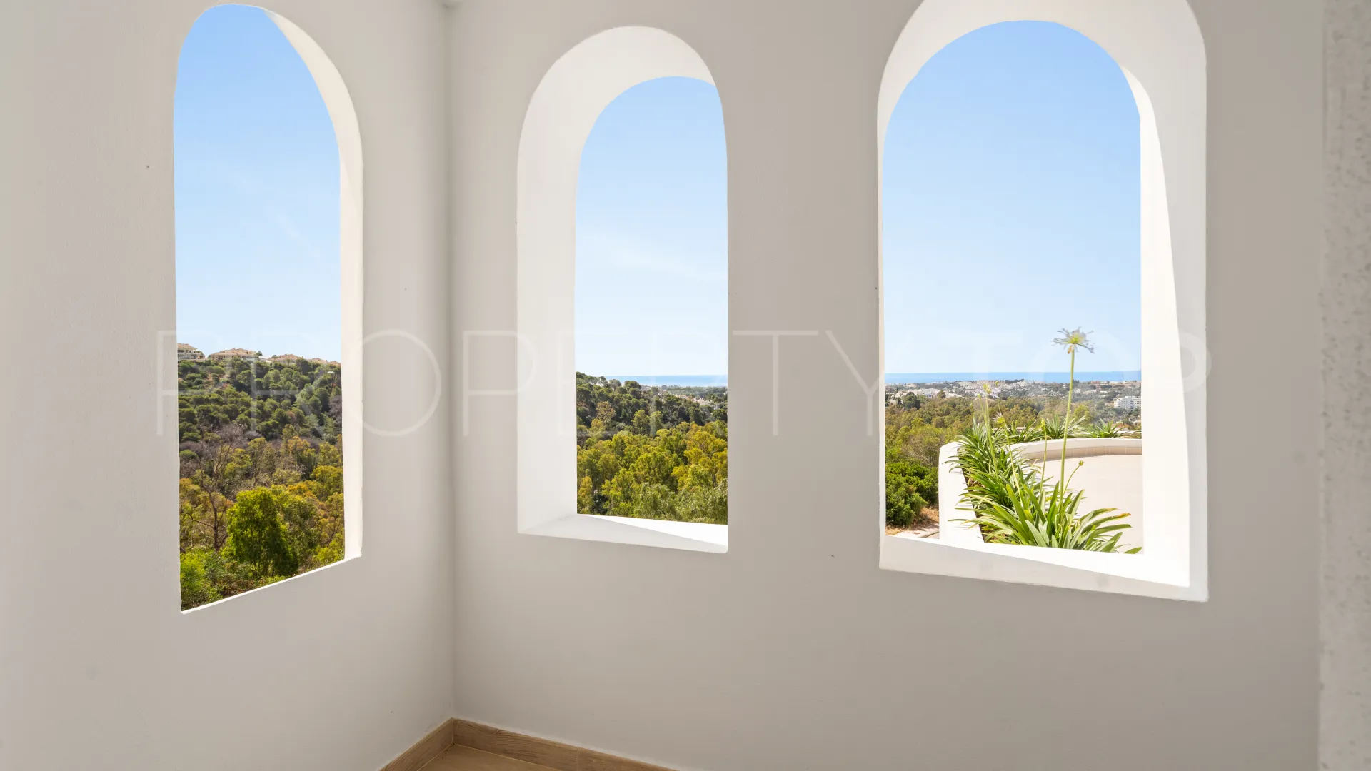 5 bedrooms villa for sale in Nueva Andalucia