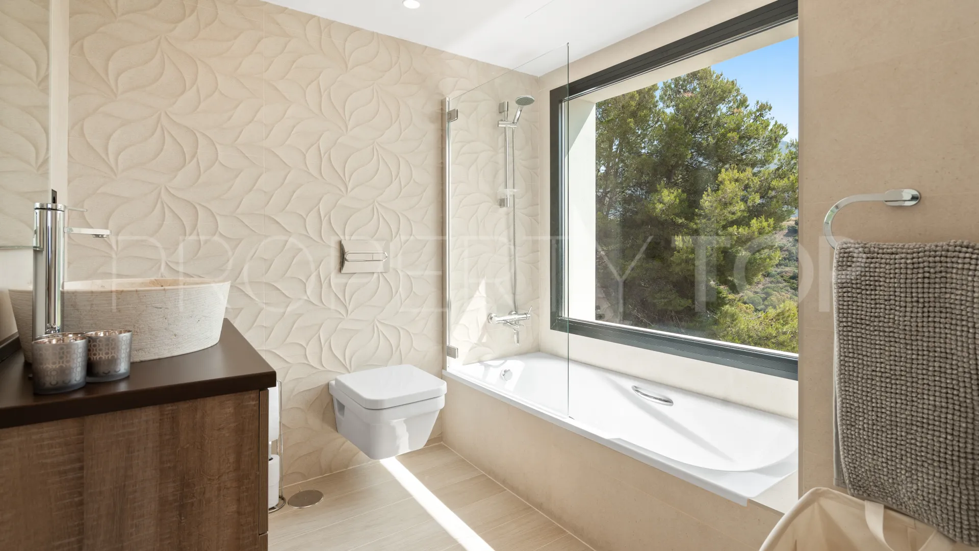 5 bedrooms villa for sale in Nueva Andalucia