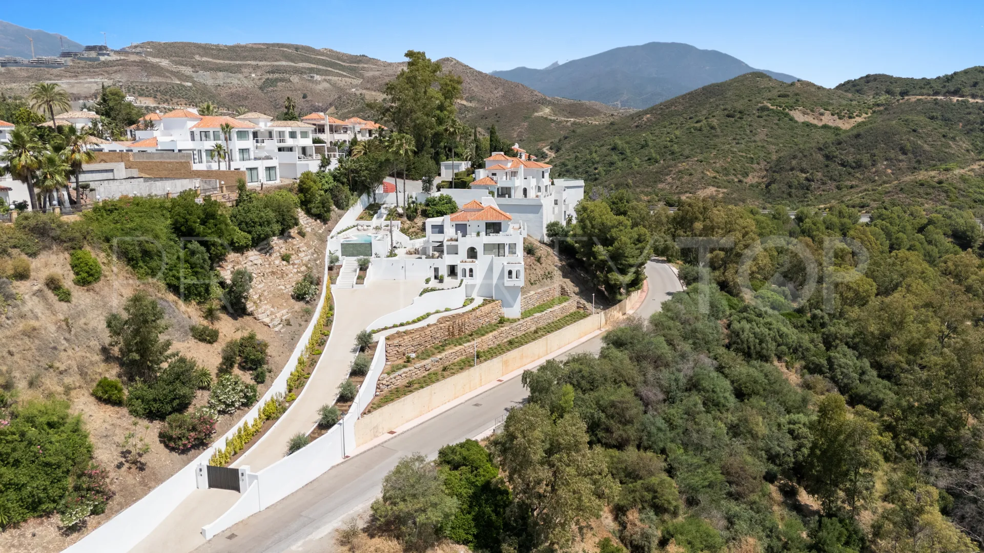 5 bedrooms villa for sale in Nueva Andalucia