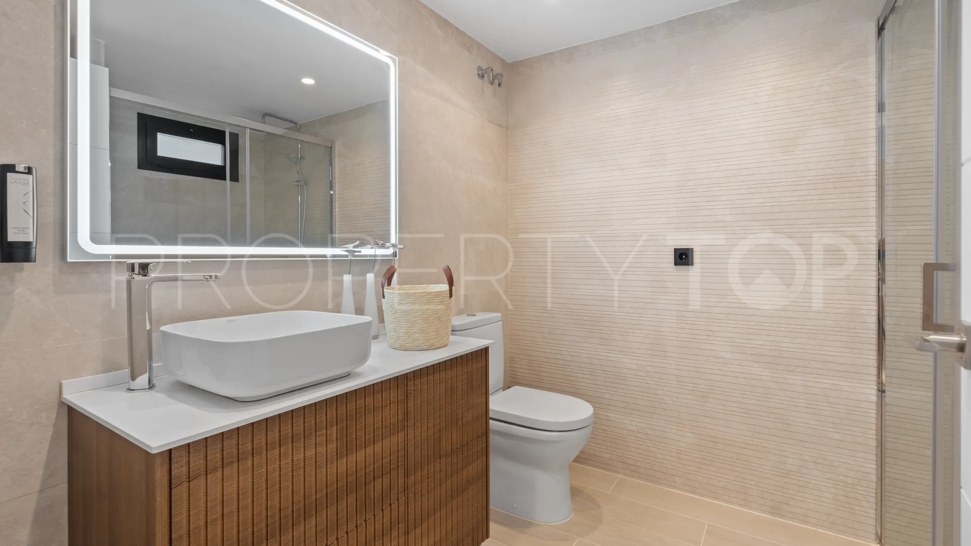 5 bedrooms villa for sale in Nueva Andalucia