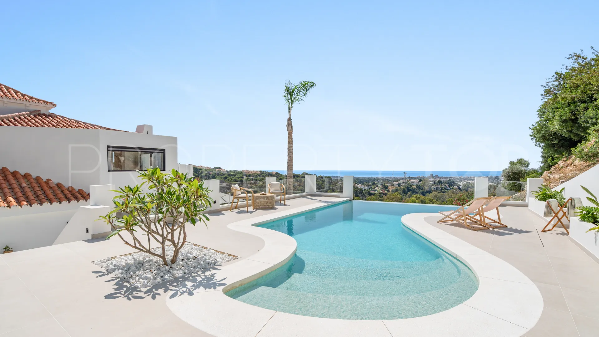5 bedrooms villa for sale in Nueva Andalucia