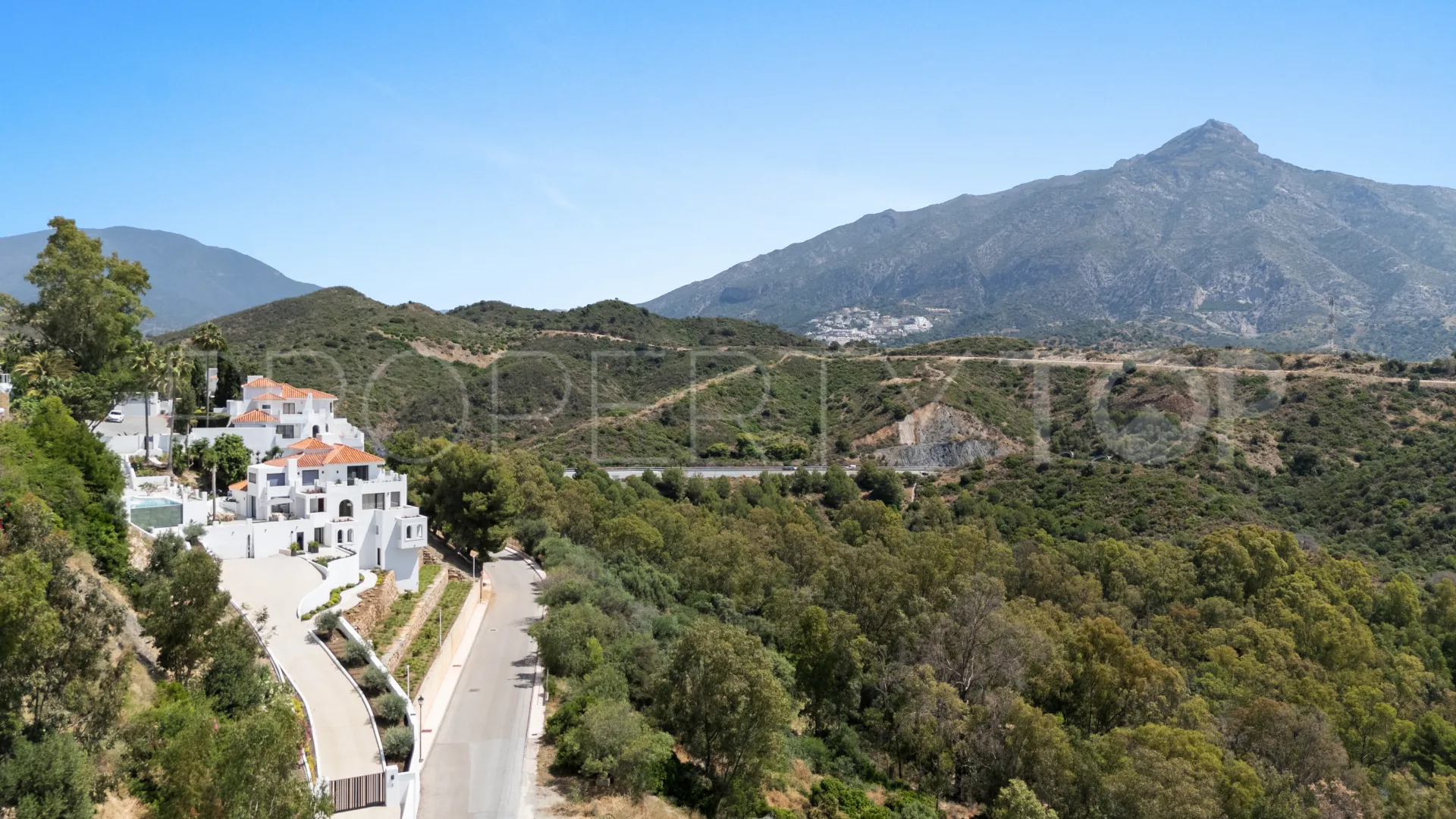 5 bedrooms villa for sale in Nueva Andalucia