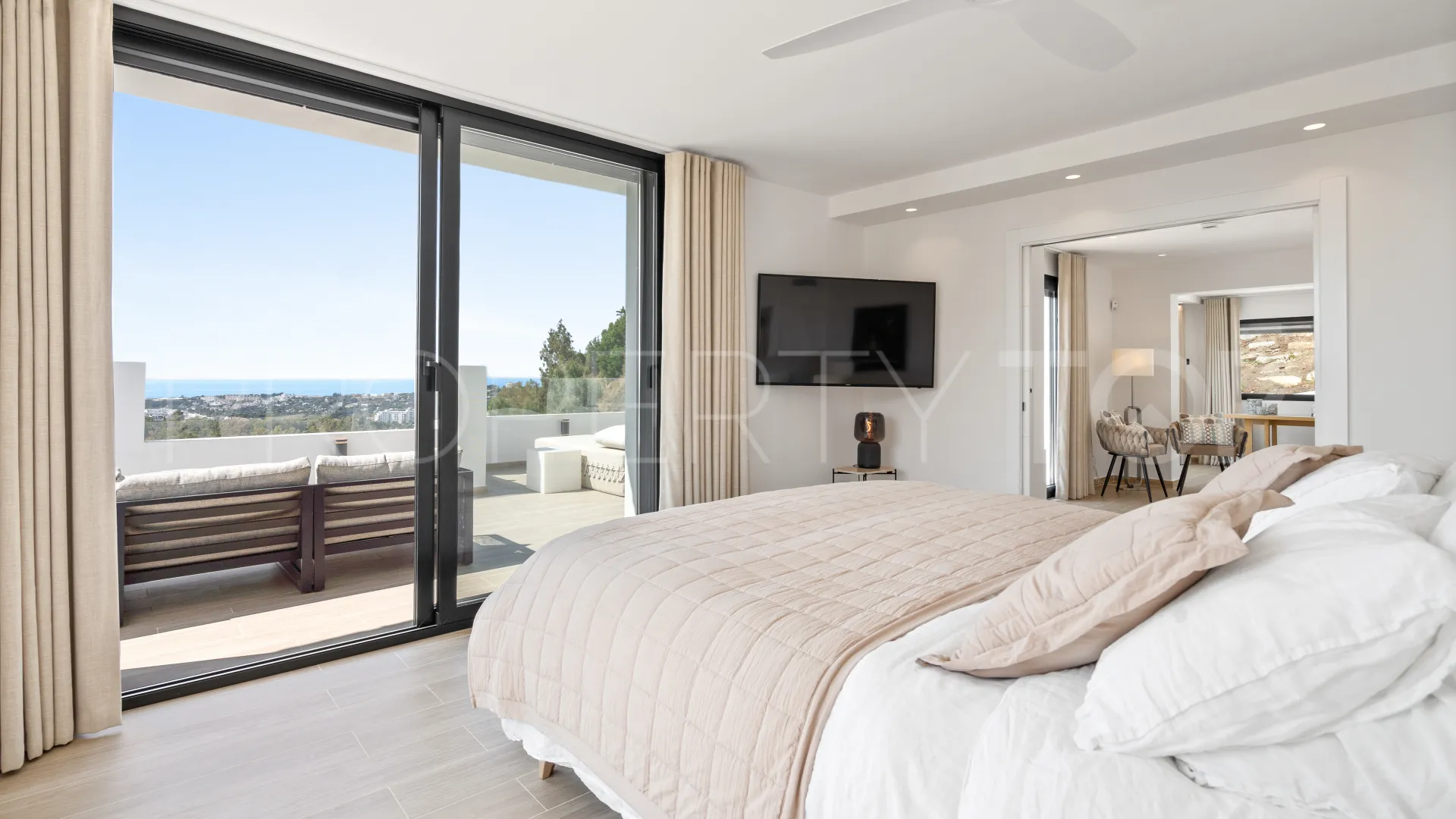 5 bedrooms villa for sale in Nueva Andalucia