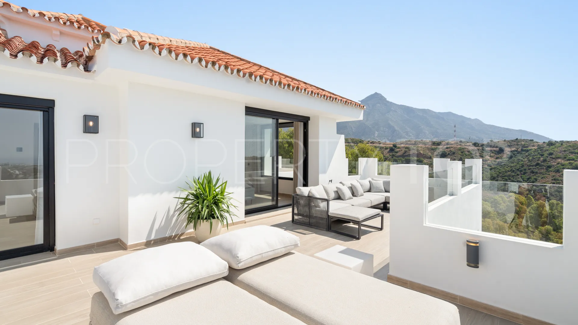 5 bedrooms villa for sale in Nueva Andalucia