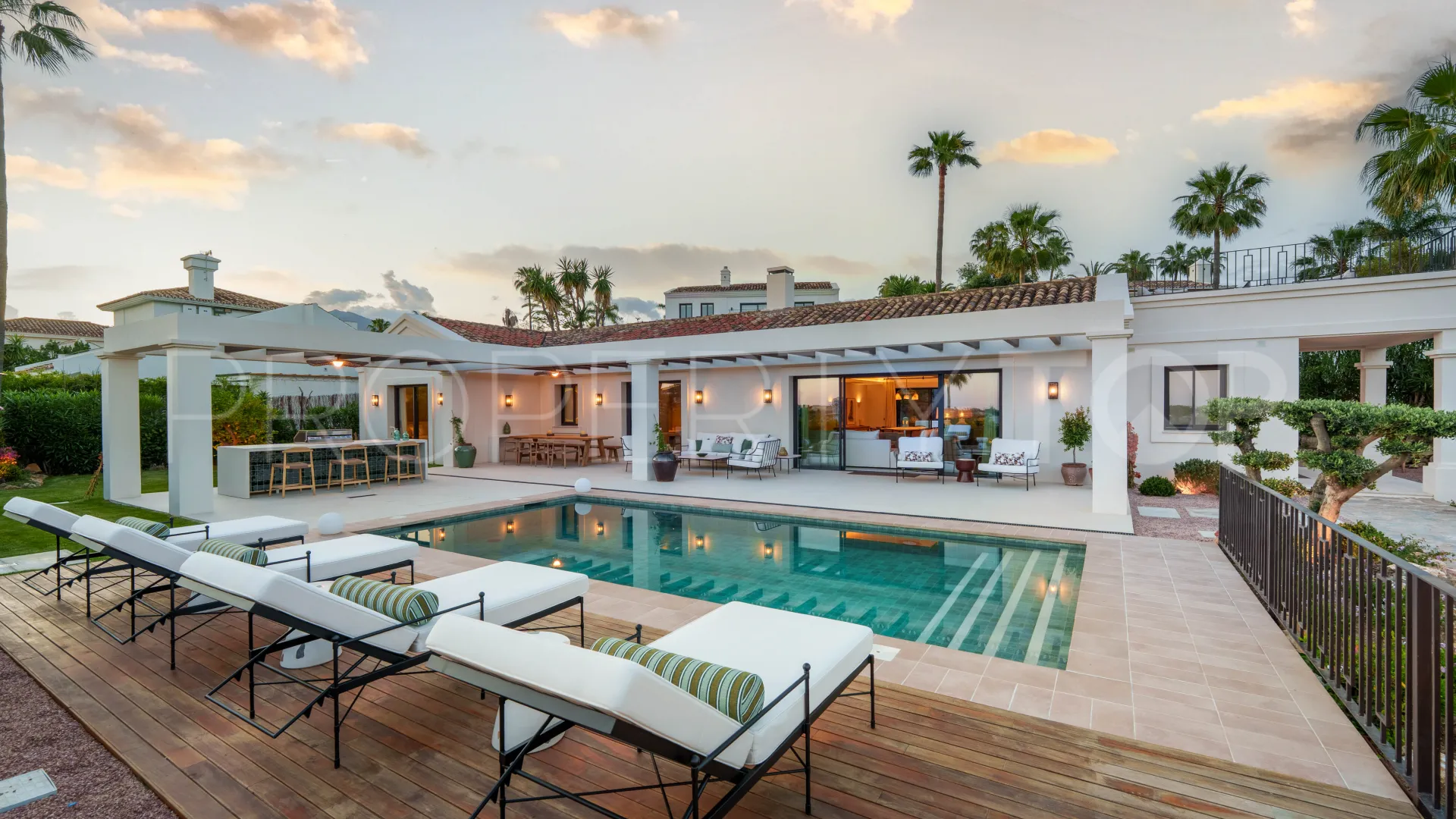 Villa en venta en Nueva Andalucia con 4 dormitorios