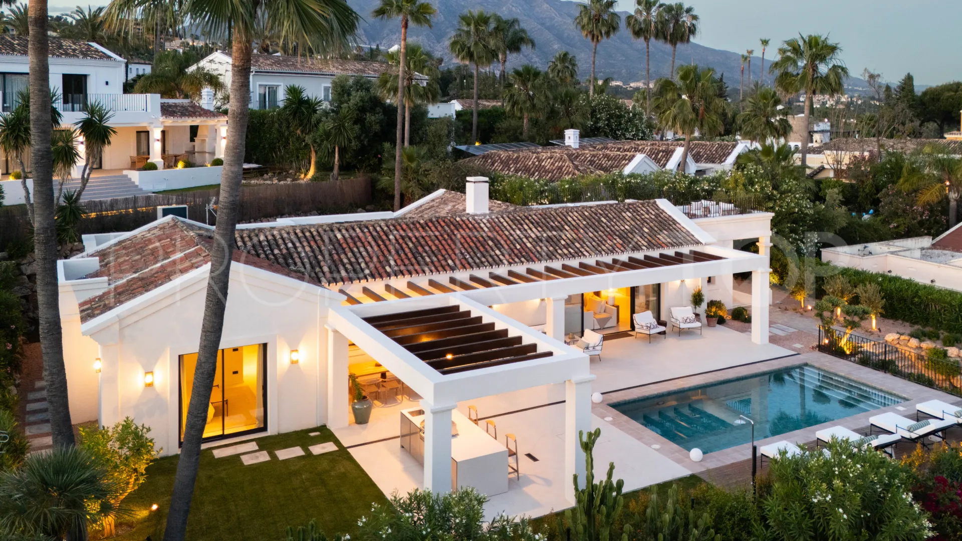 Villa en venta en Nueva Andalucia con 4 dormitorios