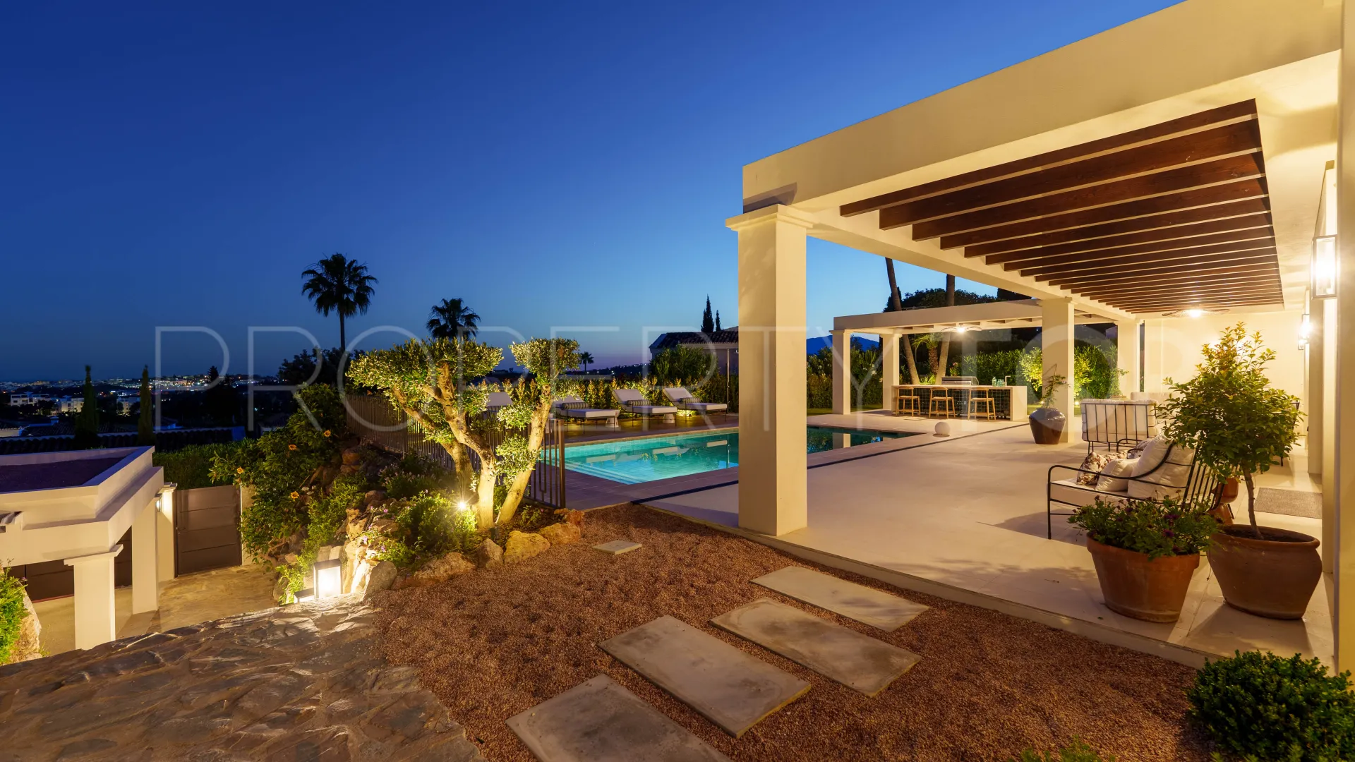 Villa en venta en Nueva Andalucia con 4 dormitorios