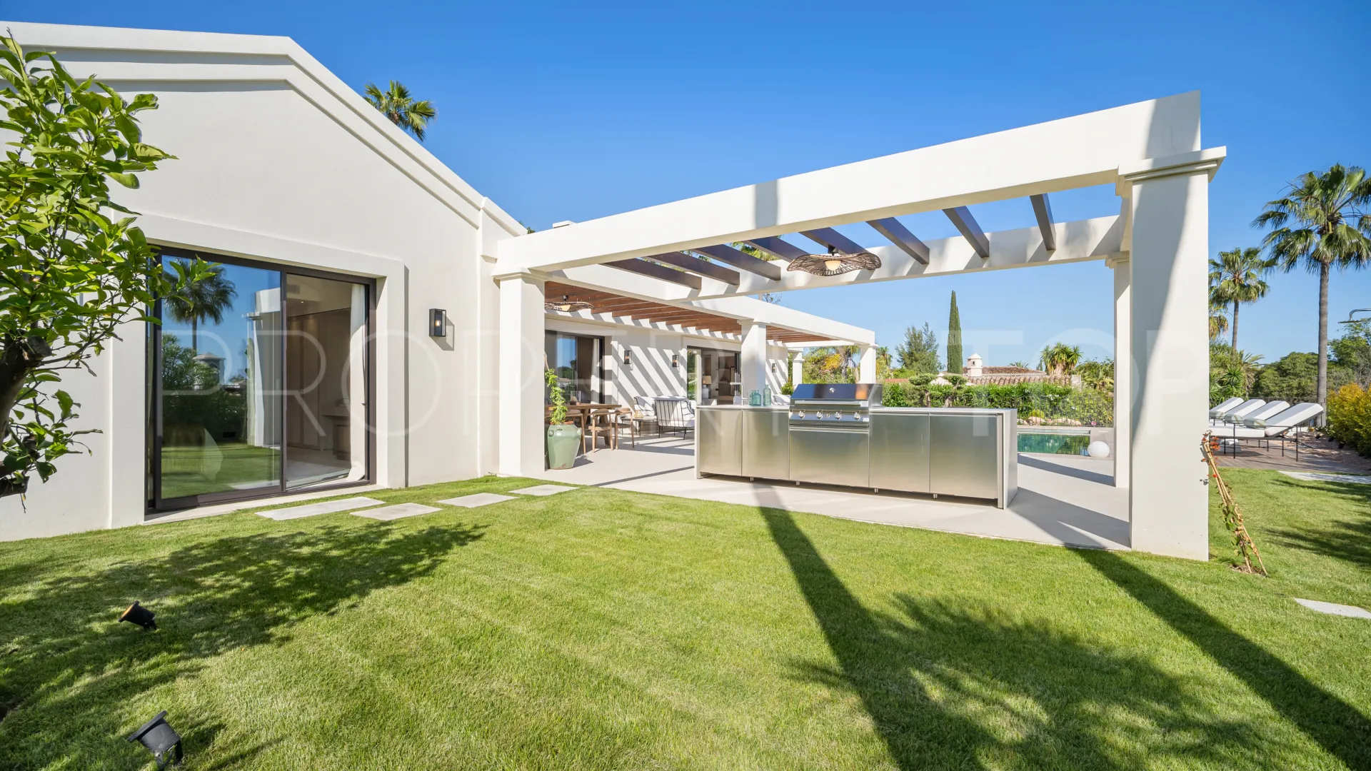 Villa en venta en Nueva Andalucia con 4 dormitorios
