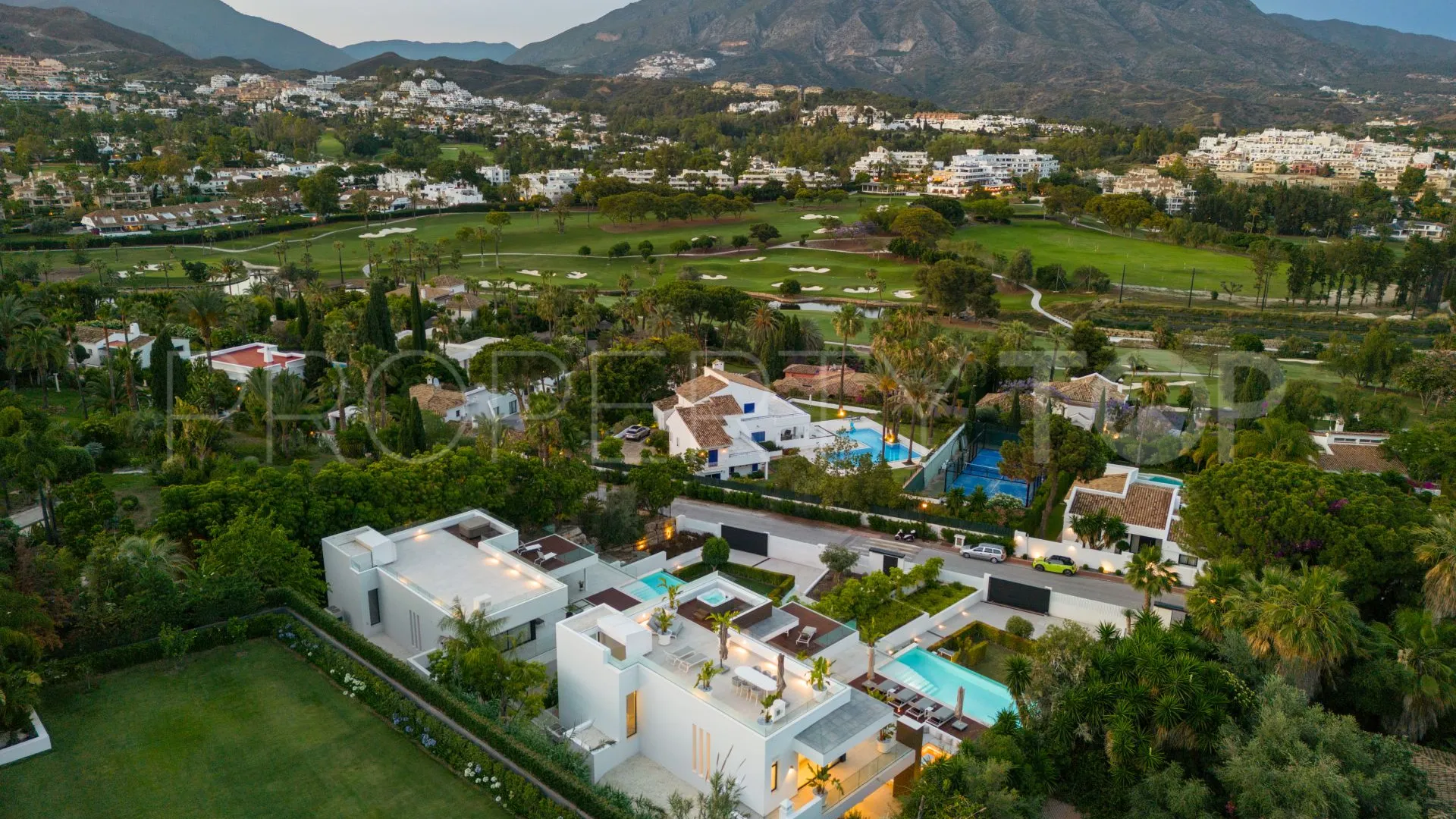 Villa for sale in Nueva Andalucia with 5 bedrooms
