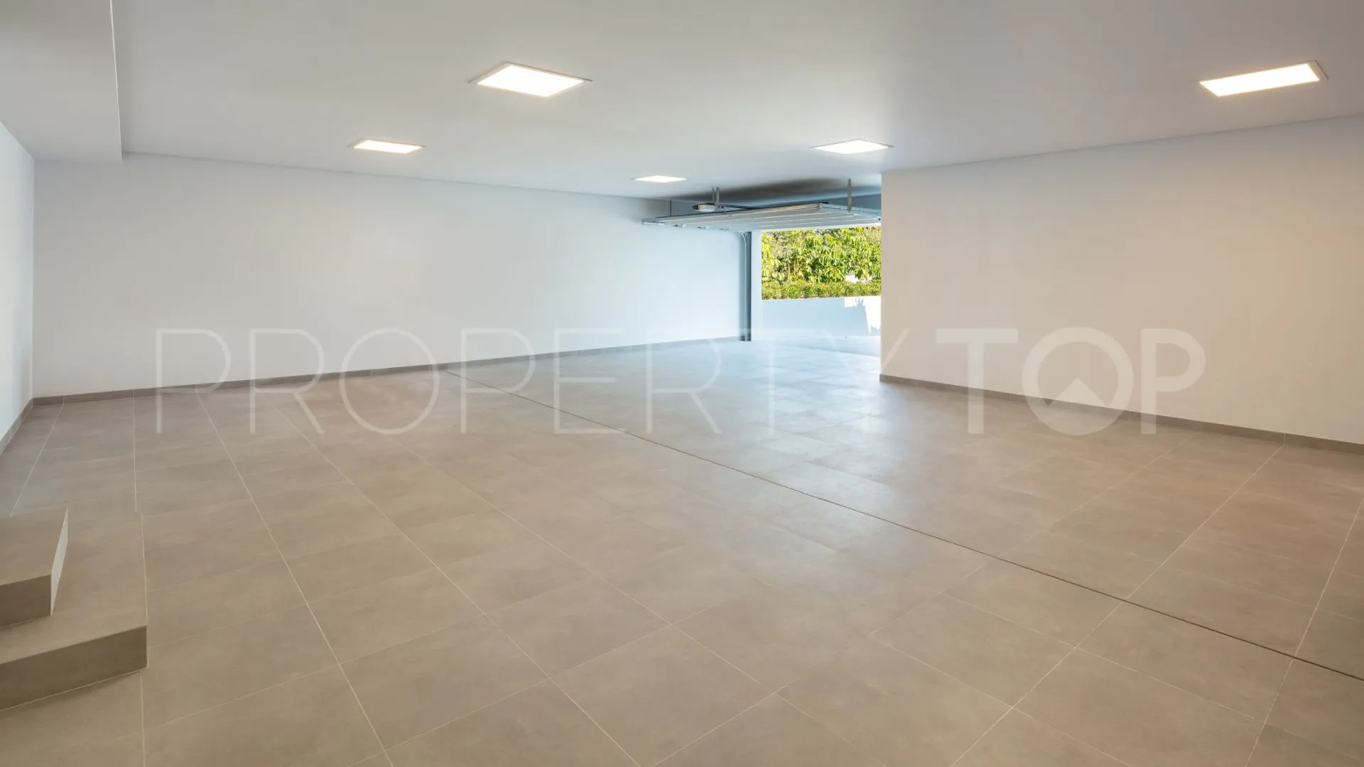 Villa for sale in Nueva Andalucia with 5 bedrooms
