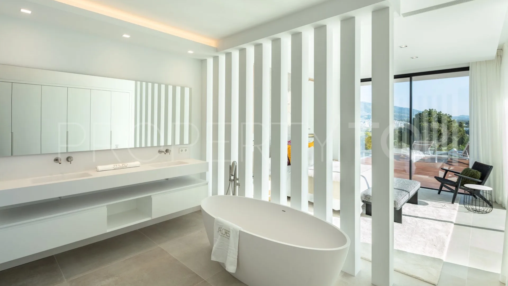 Villa for sale in Nueva Andalucia with 5 bedrooms