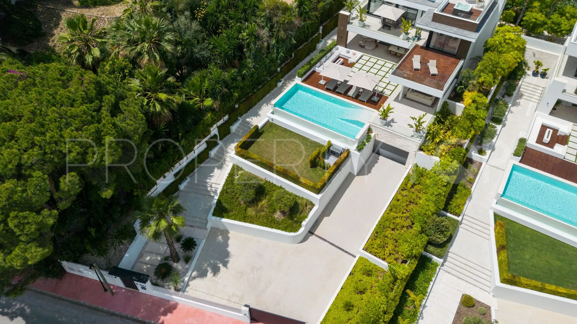 Villa for sale in Nueva Andalucia with 5 bedrooms