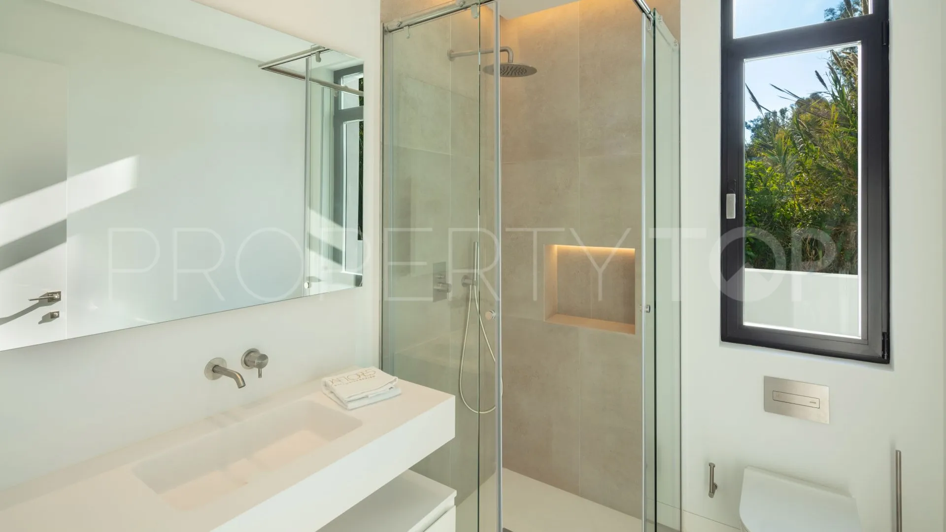 Villa for sale in Nueva Andalucia with 5 bedrooms