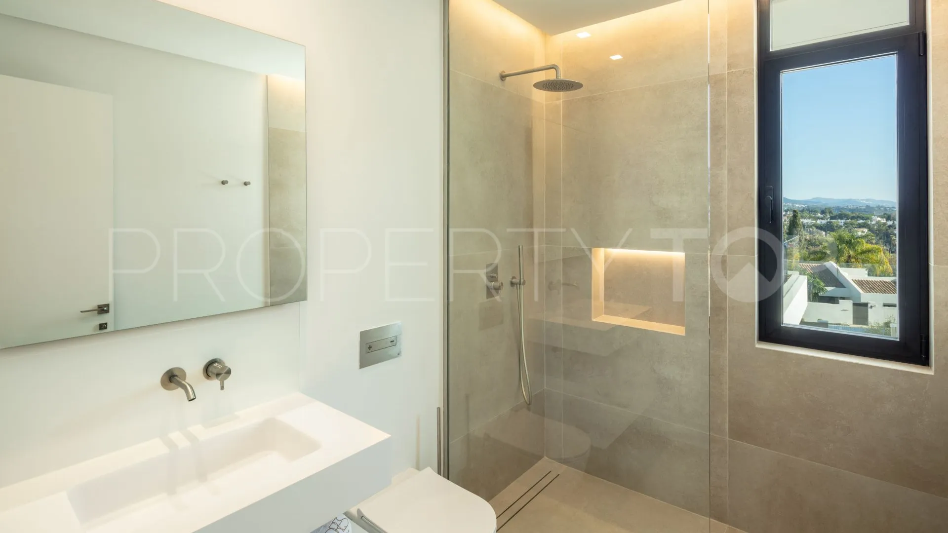 Villa for sale in Nueva Andalucia with 5 bedrooms