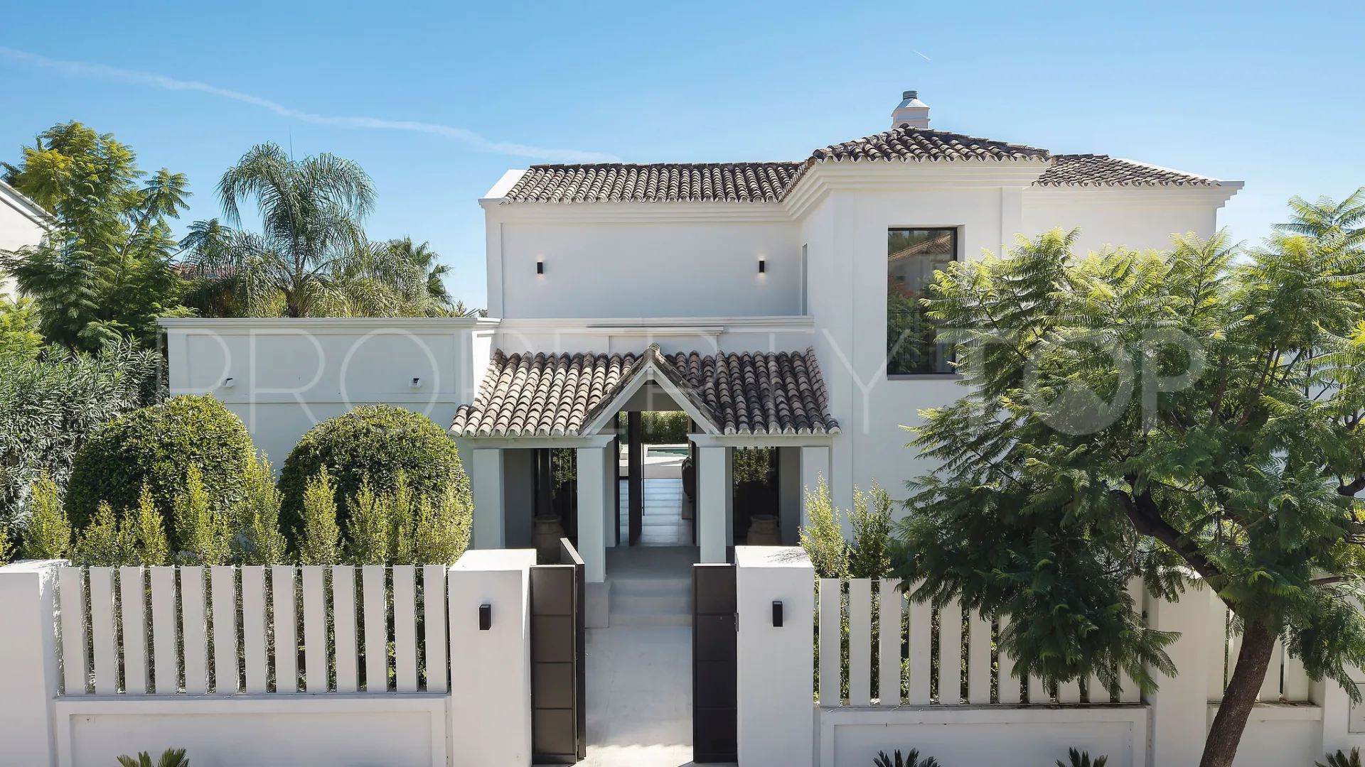 5 bedrooms villa for sale in Nueva Andalucia
