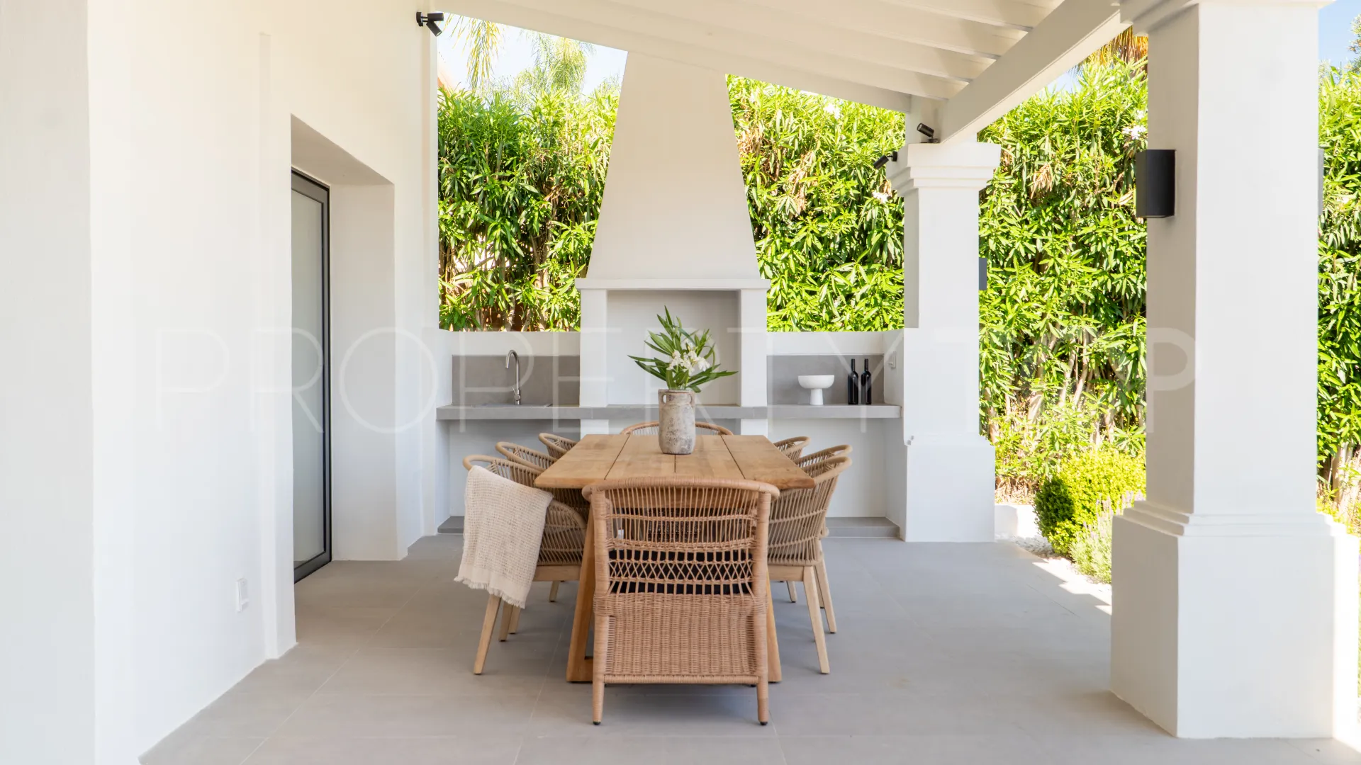 5 bedrooms villa for sale in Nueva Andalucia