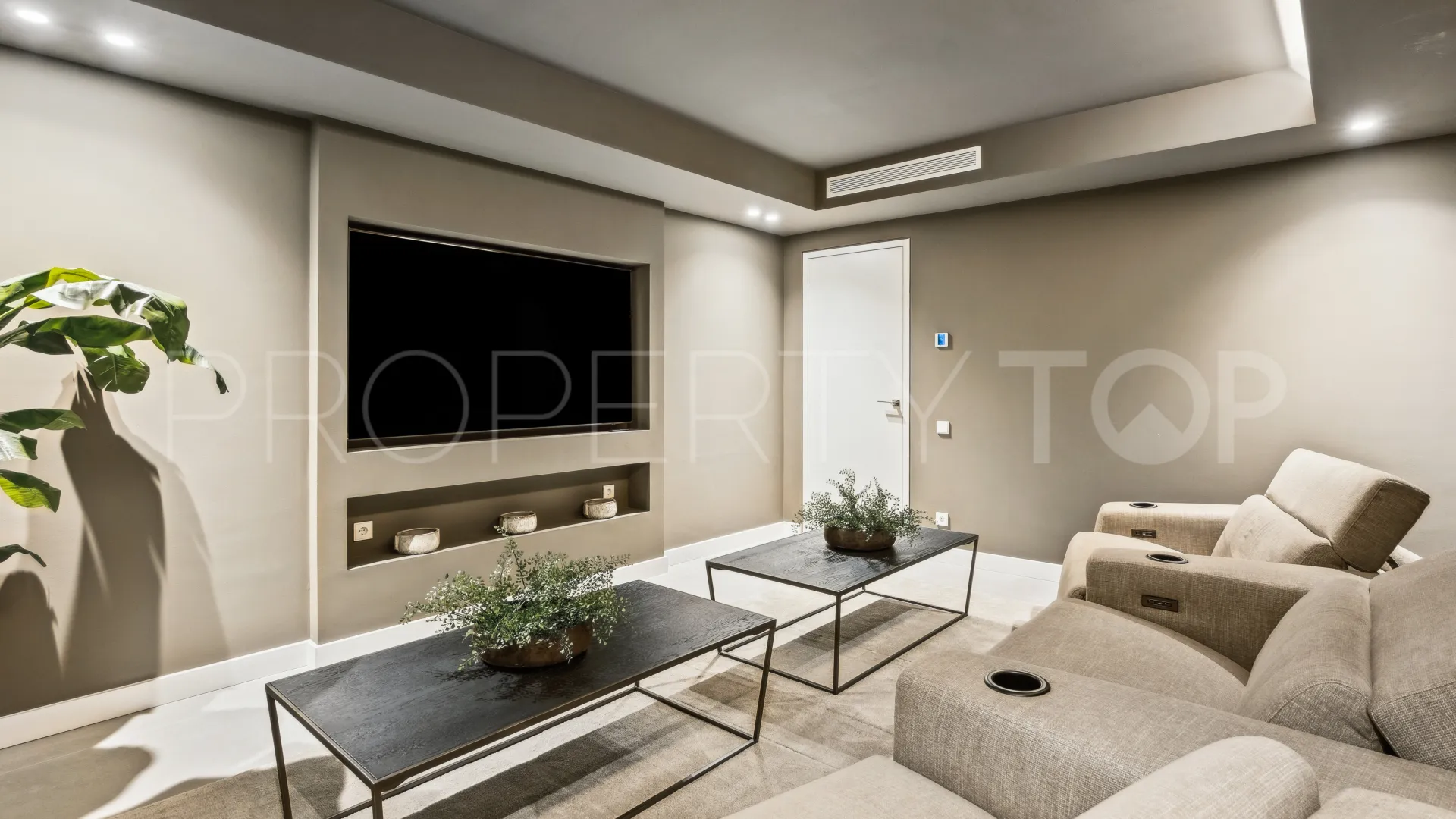 5 bedrooms villa for sale in Nueva Andalucia