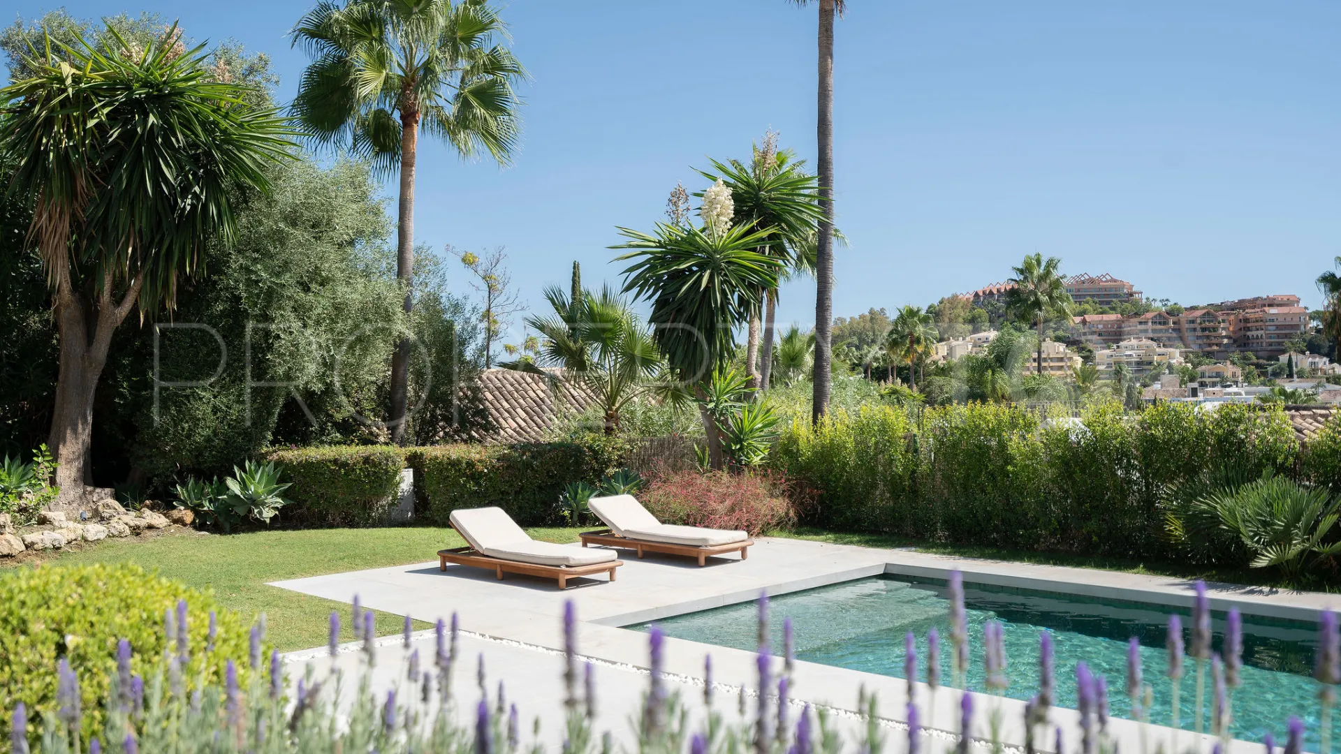 5 bedrooms villa for sale in Nueva Andalucia