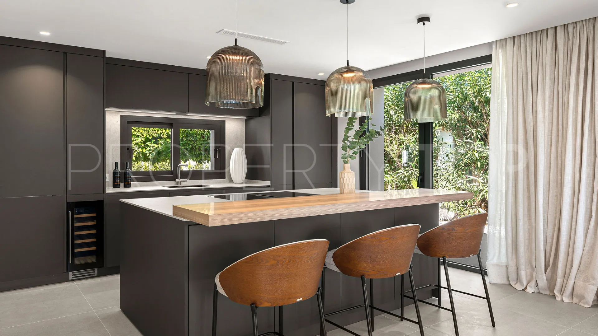 5 bedrooms villa for sale in Nueva Andalucia