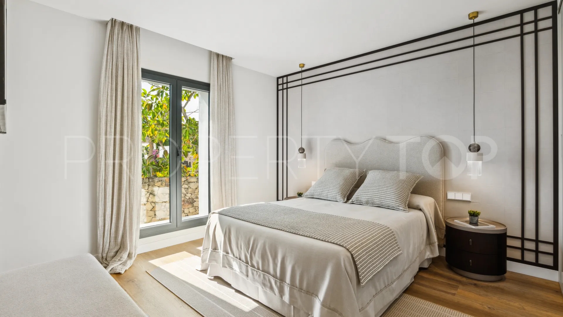 5 bedrooms villa for sale in Nueva Andalucia