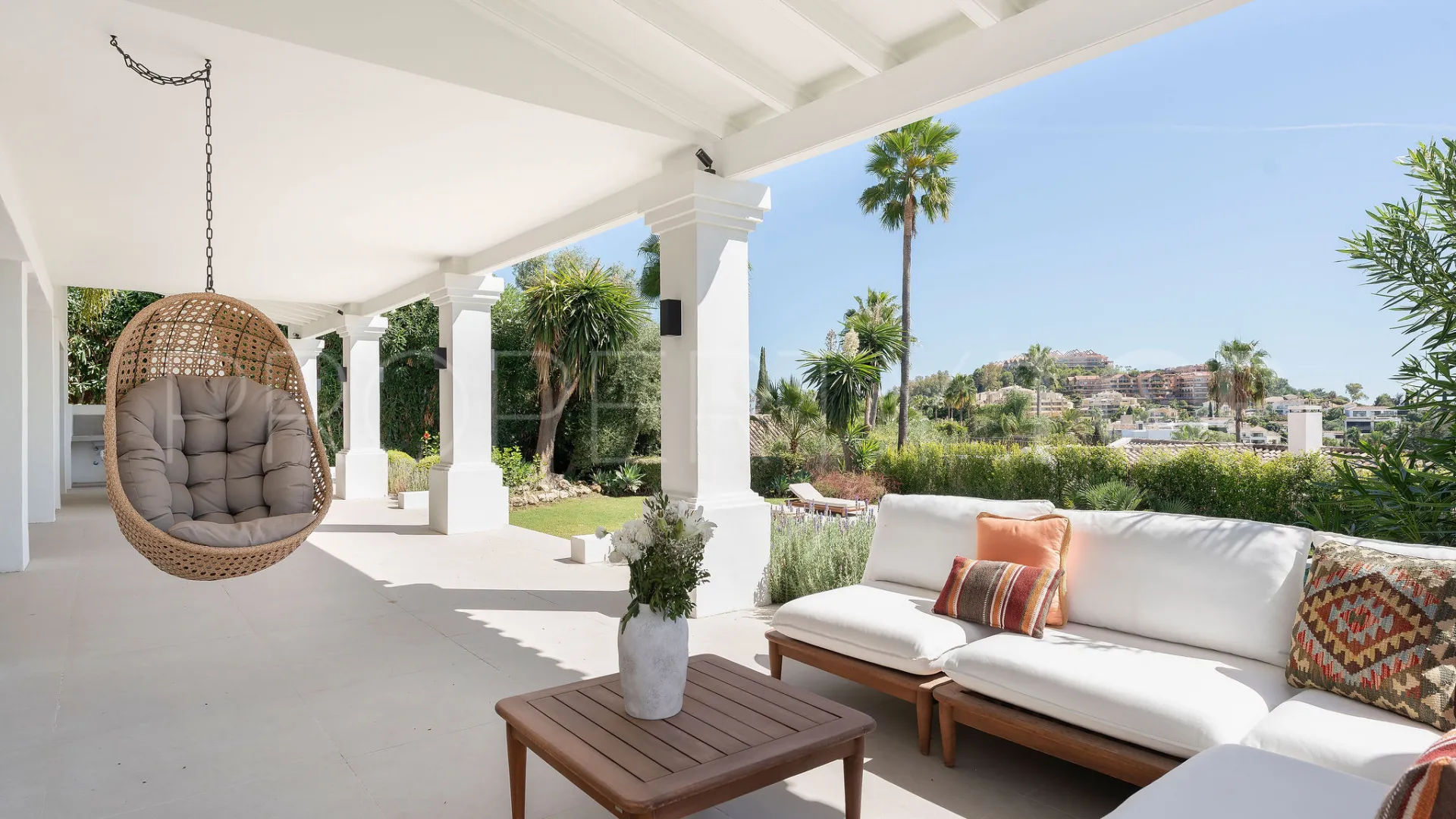5 bedrooms villa for sale in Nueva Andalucia