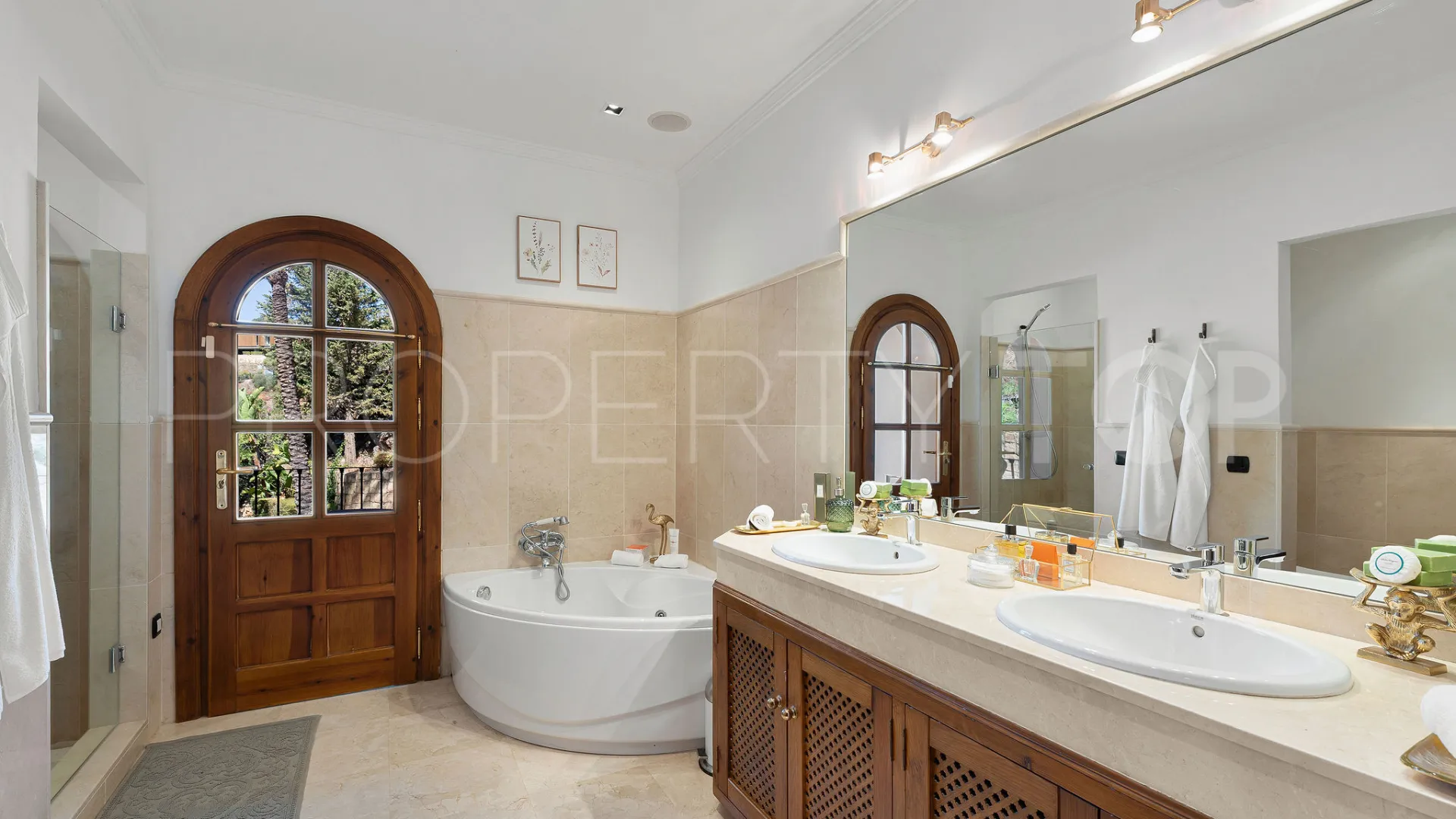 Buy villa in El Madroñal