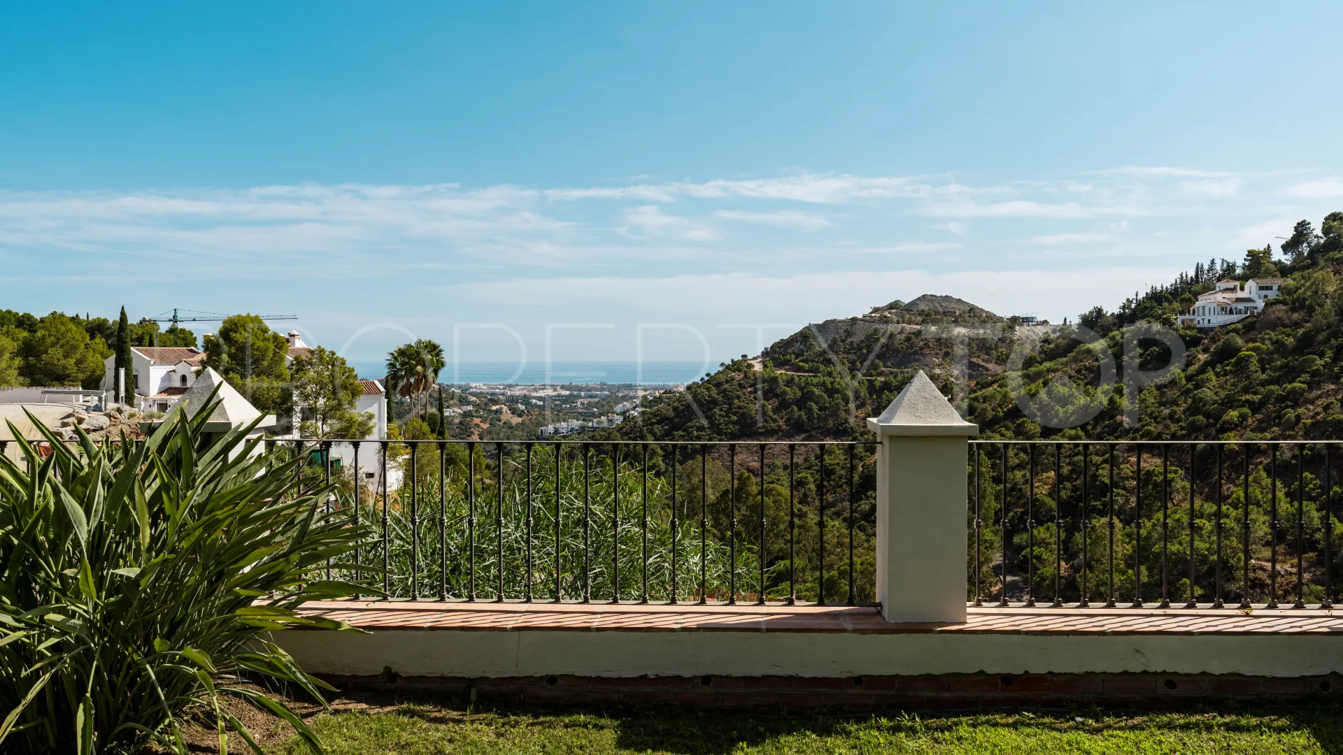 Buy villa in El Madroñal