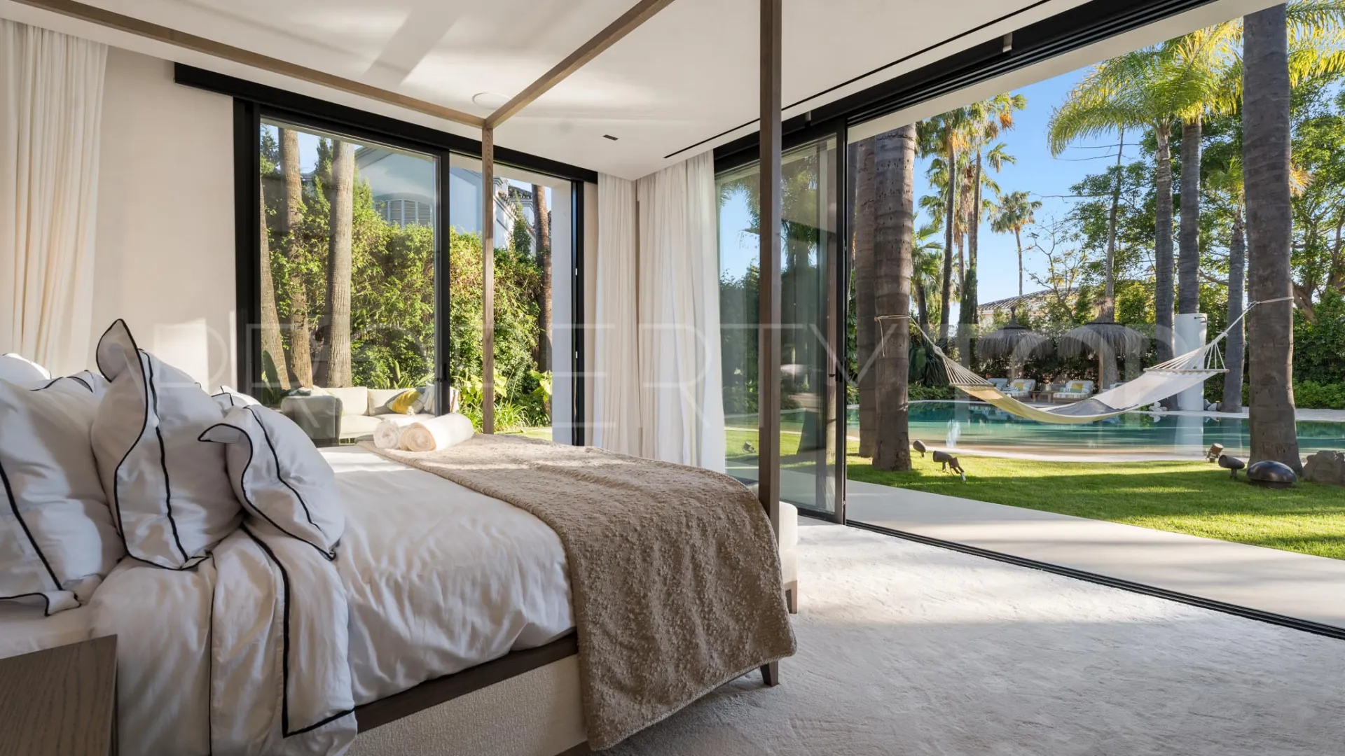 Villa de 6 dormitorios en venta en Nueva Andalucia
