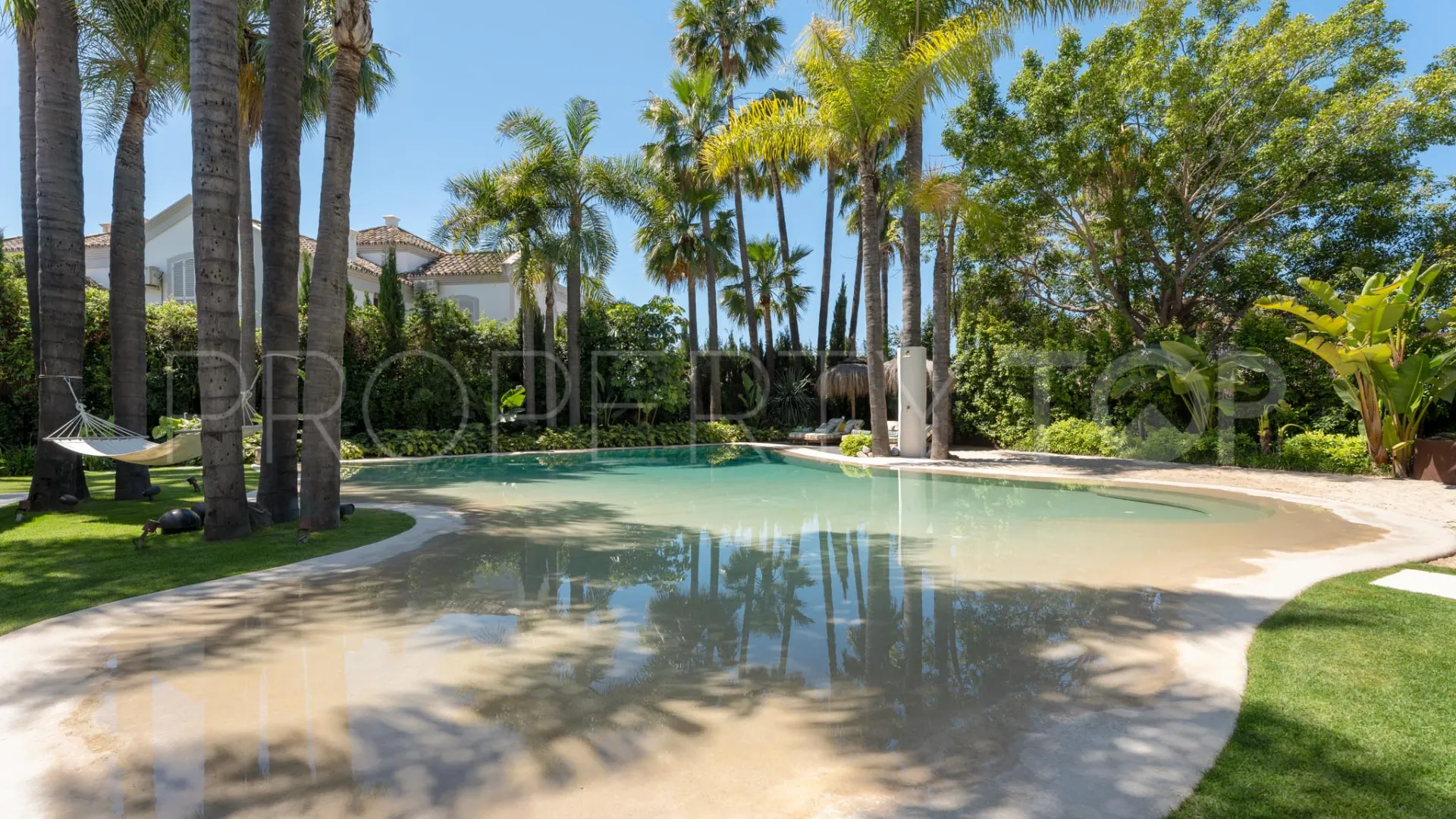 Villa de 6 dormitorios en venta en Nueva Andalucia
