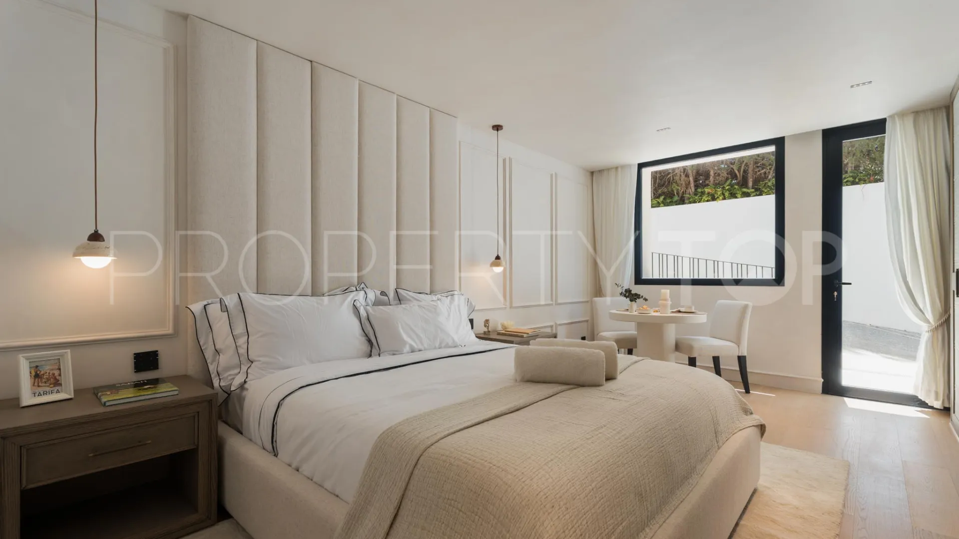 Villa de 6 dormitorios en venta en Nueva Andalucia