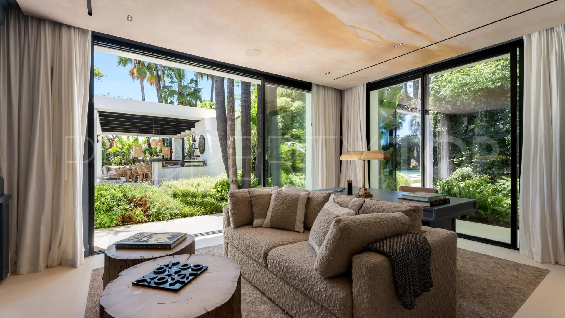 Villa de 6 dormitorios en venta en Nueva Andalucia
