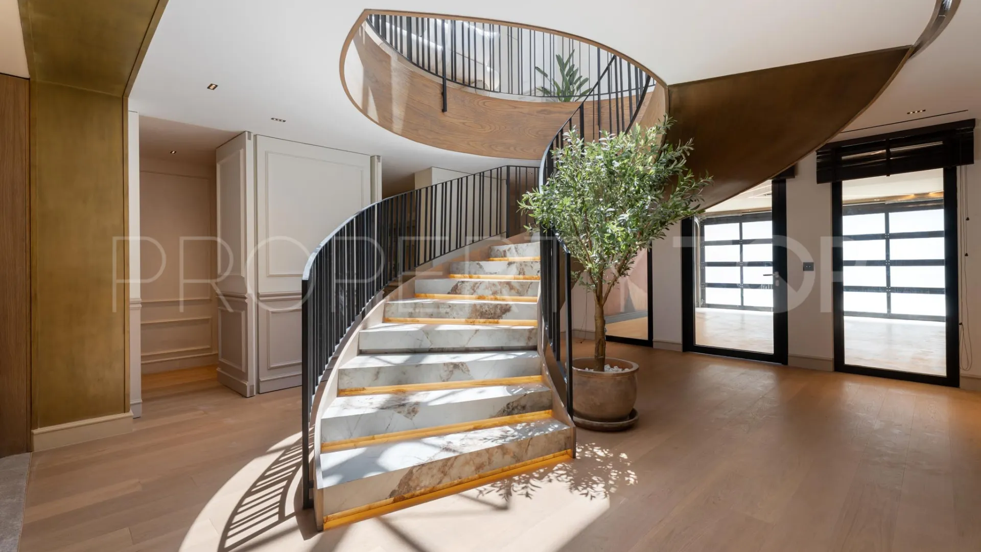 Villa de 6 dormitorios en venta en Nueva Andalucia