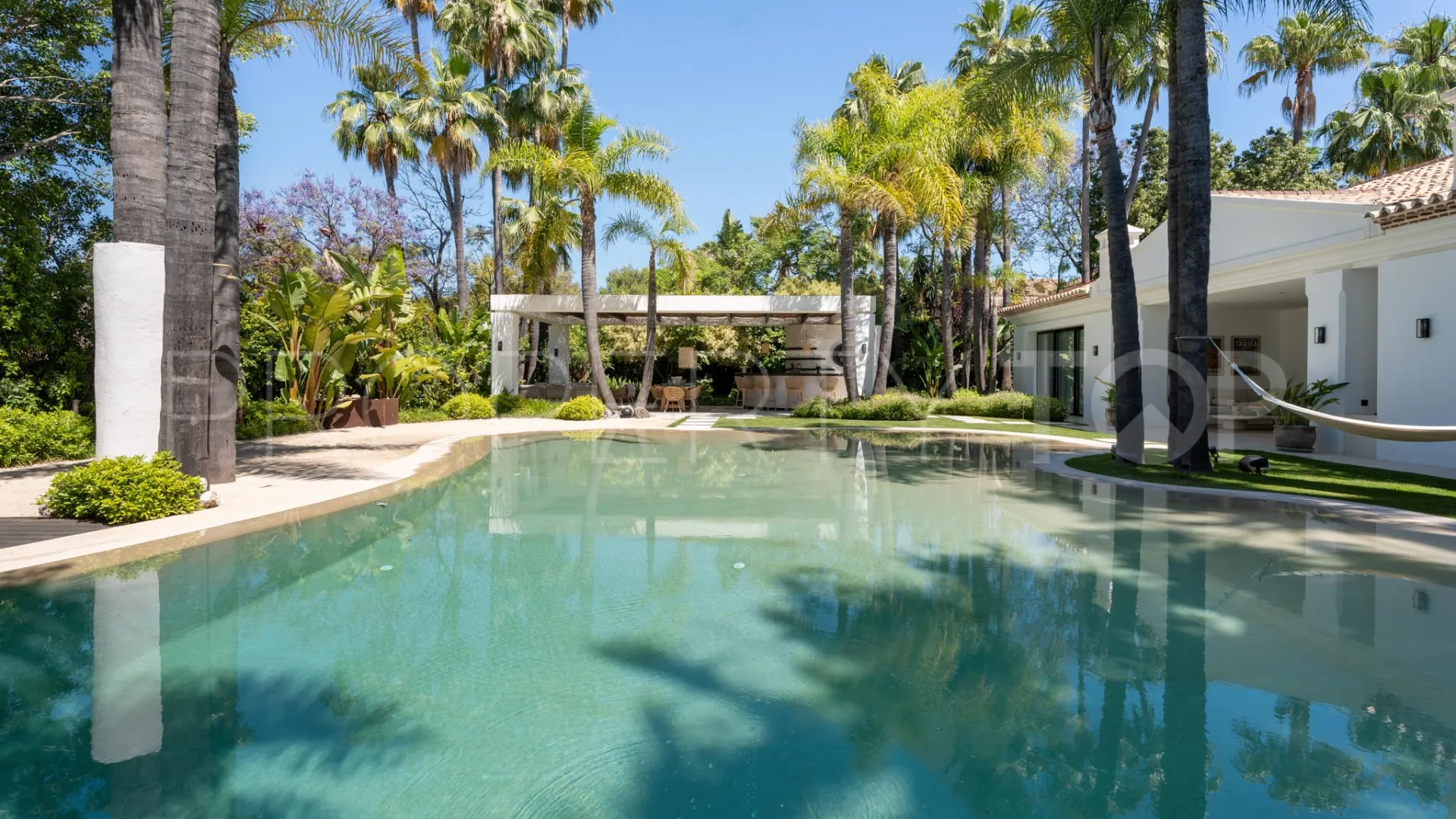 Villa de 6 dormitorios en venta en Nueva Andalucia