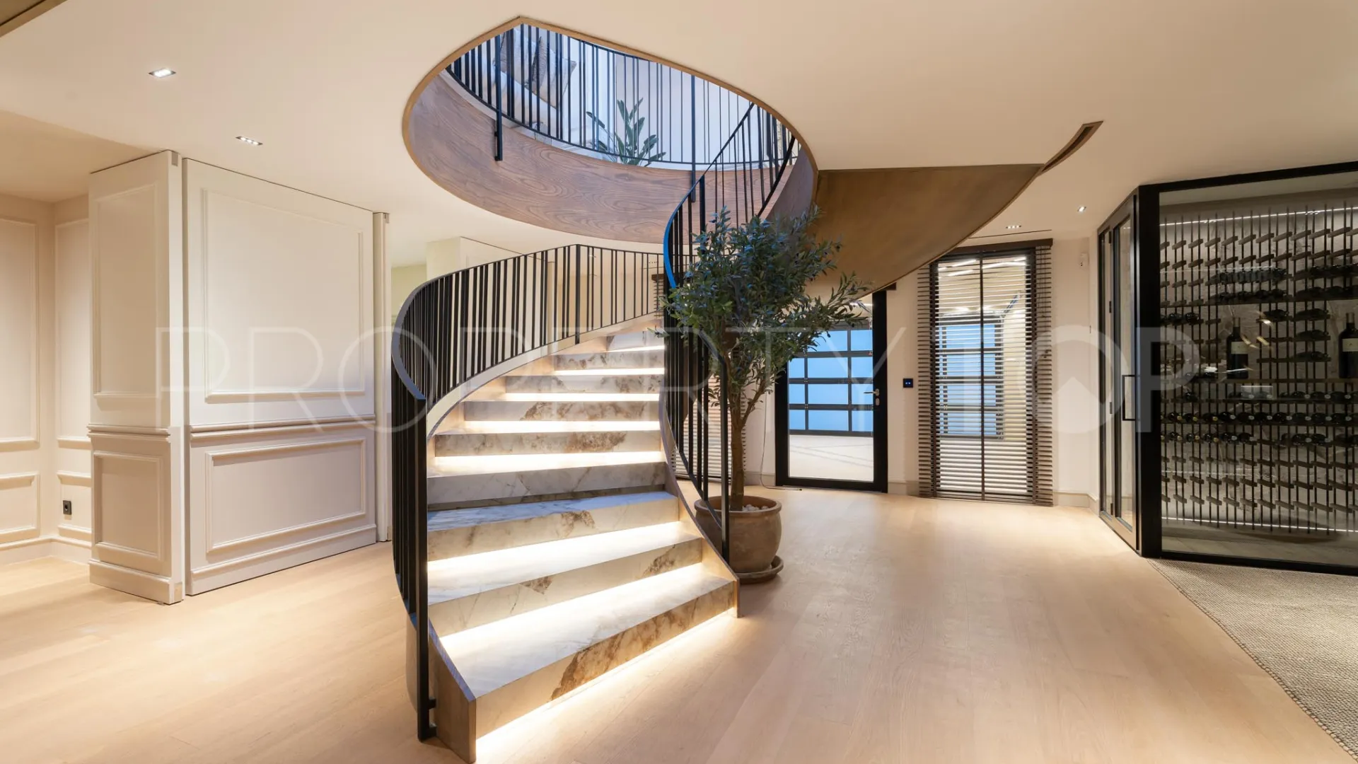 Villa de 6 dormitorios en venta en Nueva Andalucia