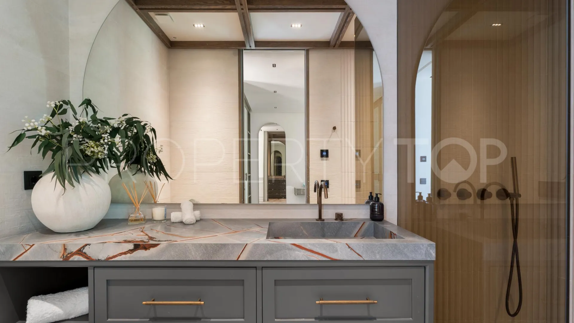 Villa de 6 dormitorios en venta en Nueva Andalucia