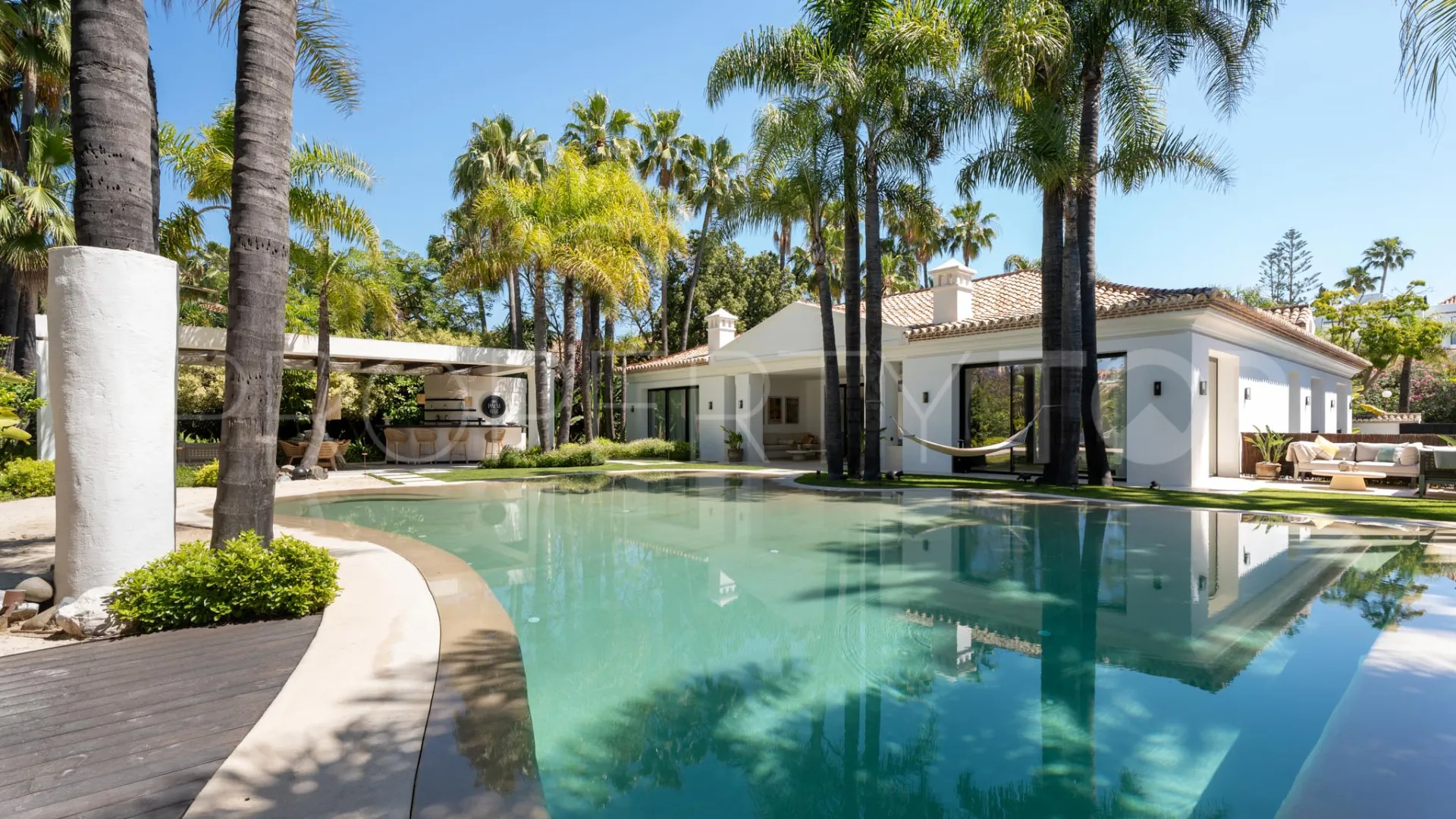Villa de 6 dormitorios en venta en Nueva Andalucia