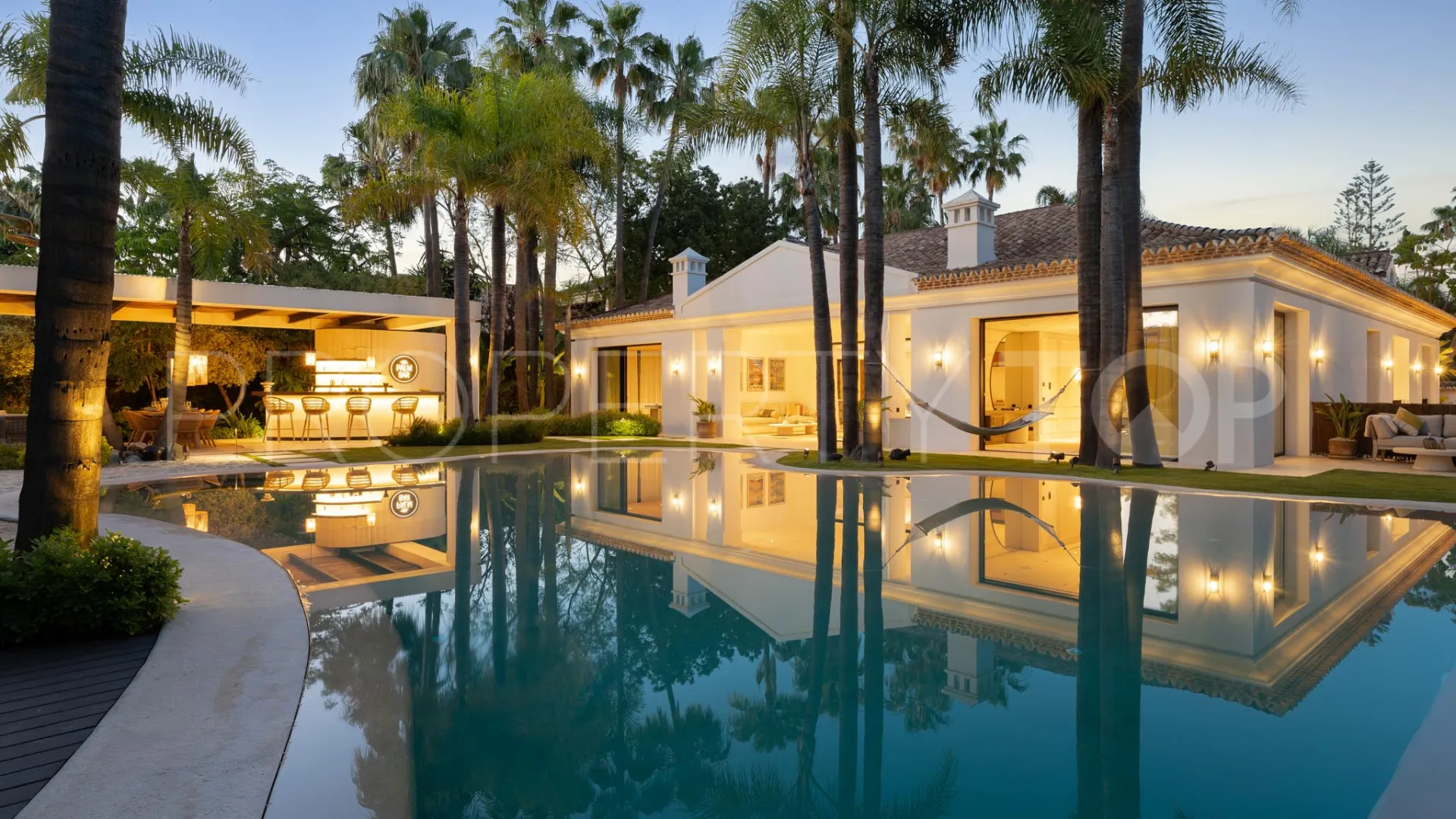 Villa de 6 dormitorios en venta en Nueva Andalucia