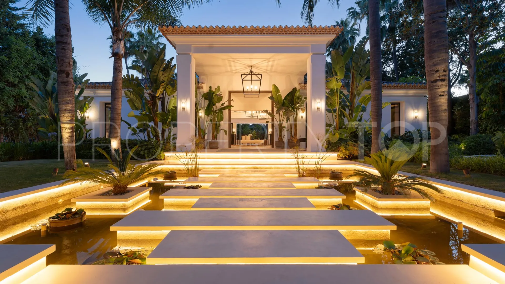 Villa de 6 dormitorios en venta en Nueva Andalucia
