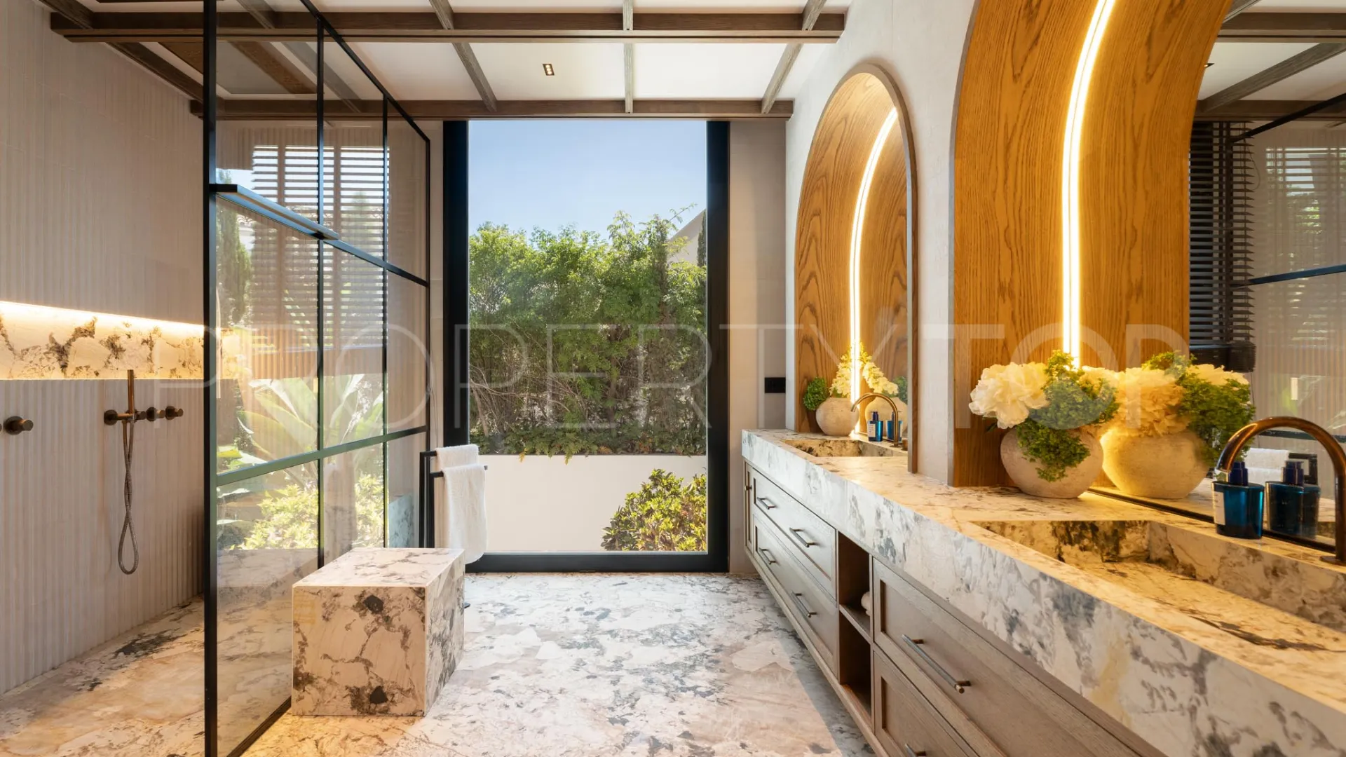Villa de 6 dormitorios en venta en Nueva Andalucia