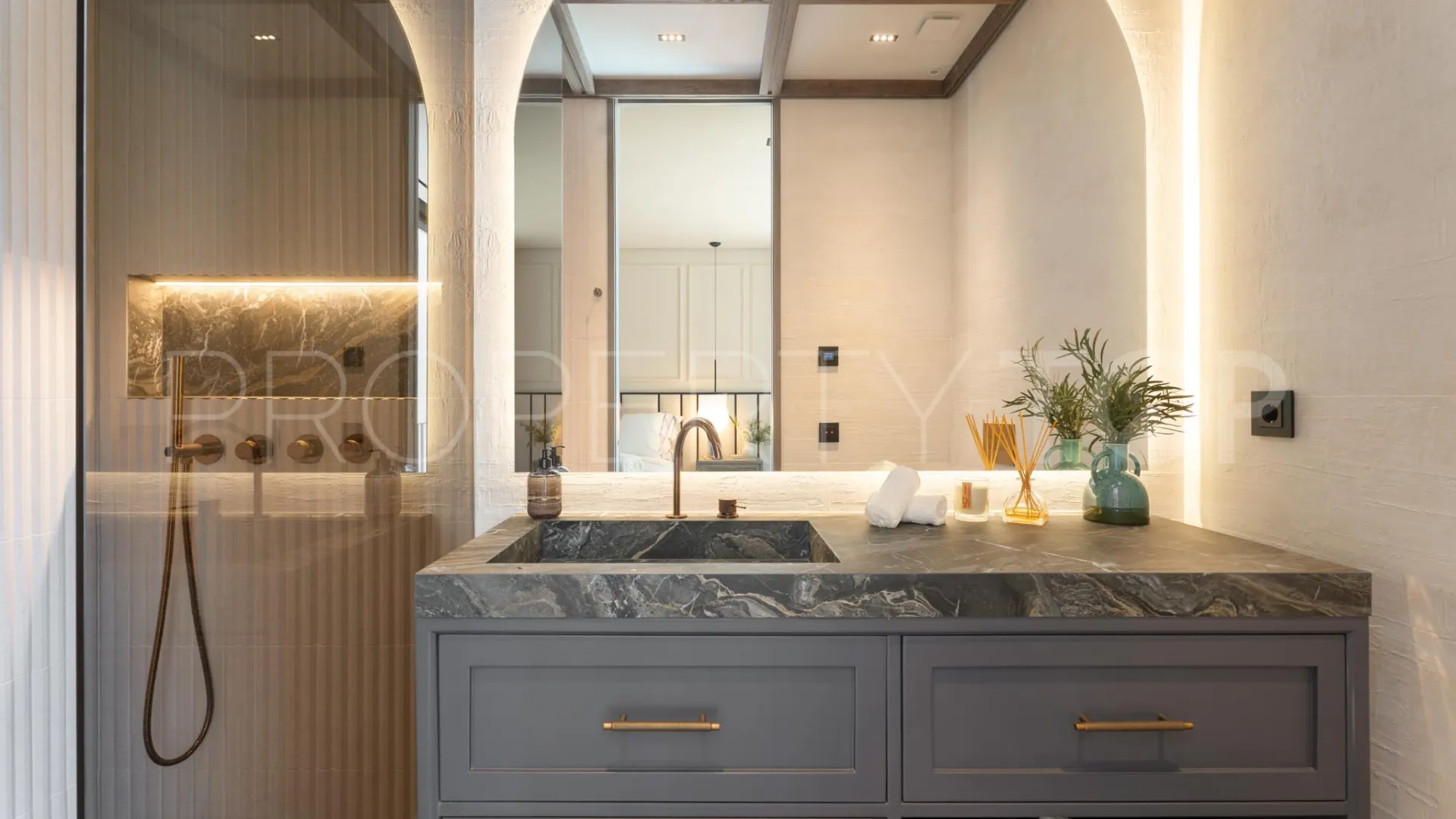 Villa de 6 dormitorios en venta en Nueva Andalucia