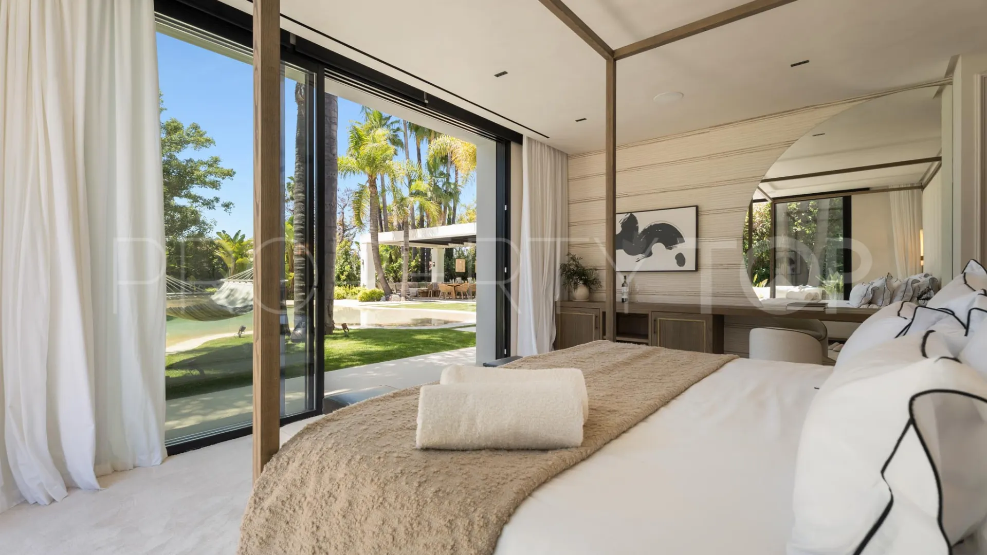 Villa de 6 dormitorios en venta en Nueva Andalucia