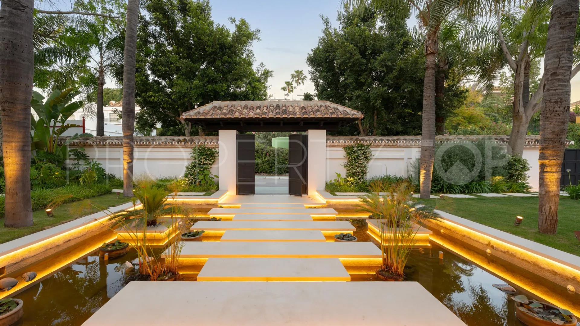 Villa de 6 dormitorios en venta en Nueva Andalucia