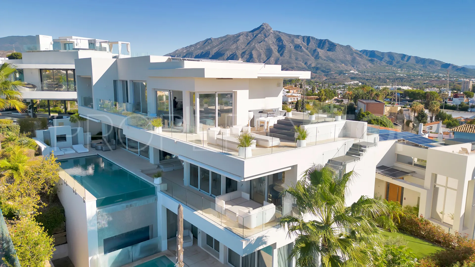 Comprar villa en Nueva Andalucia de 5 dormitorios