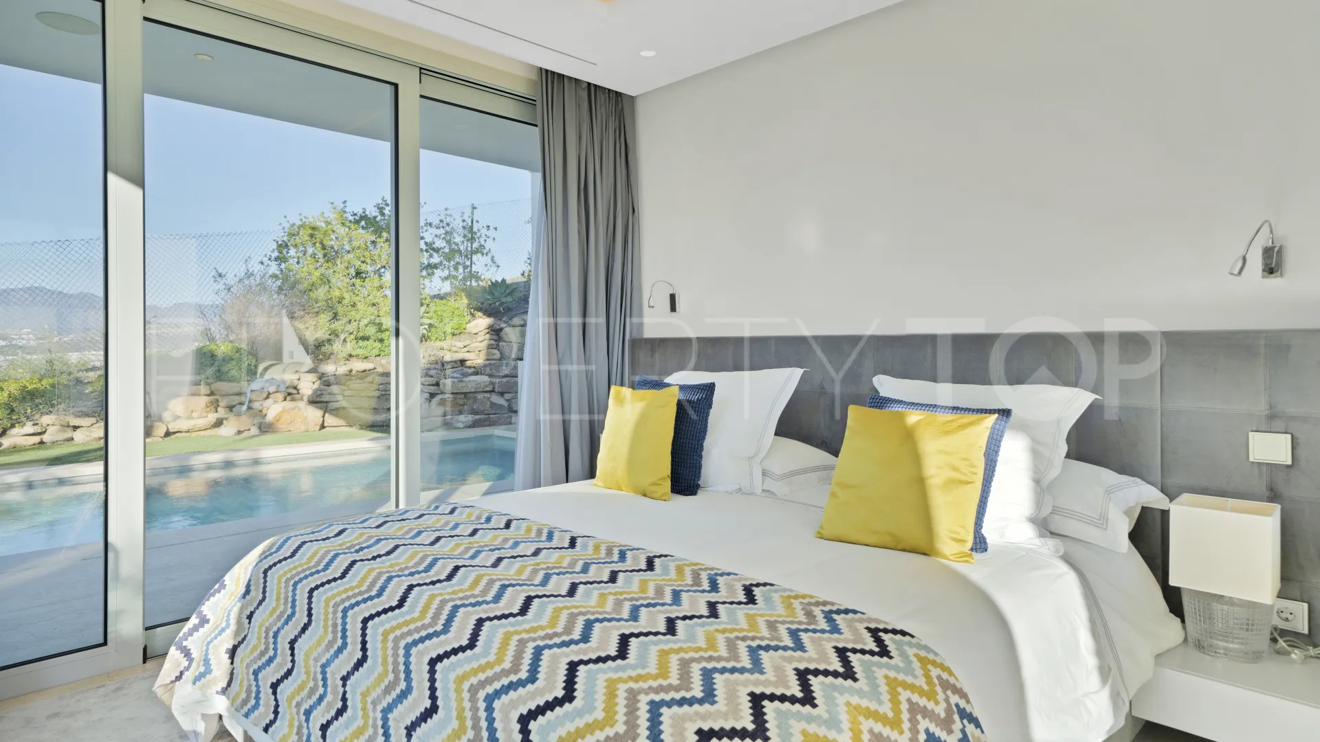 Comprar villa en Nueva Andalucia de 5 dormitorios